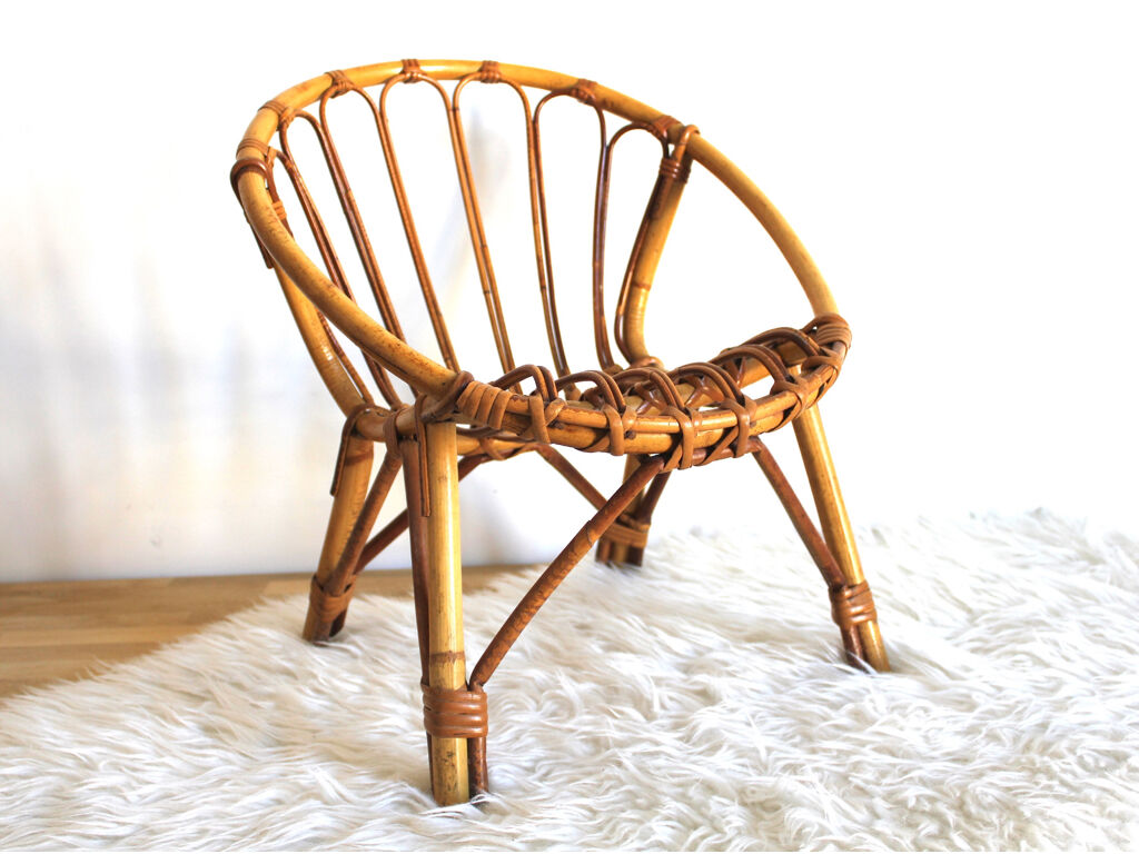 Child chair in rattan shell shape