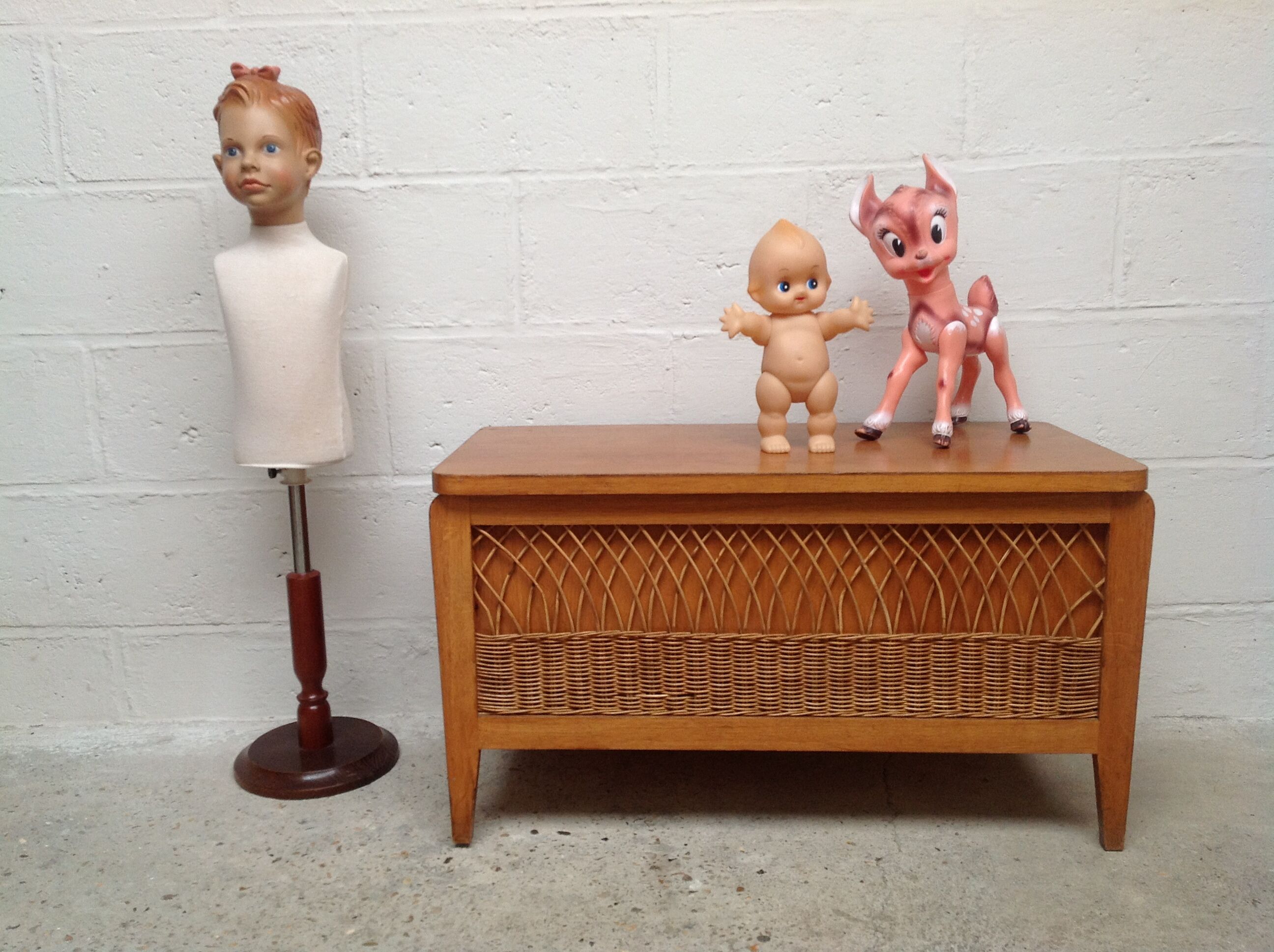Banc coffre en bois et rotin vintage