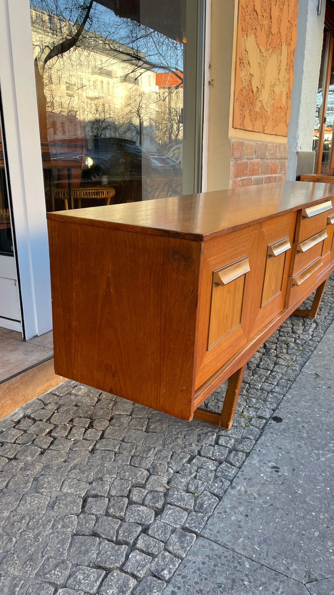 Atypical teak row of the 60s