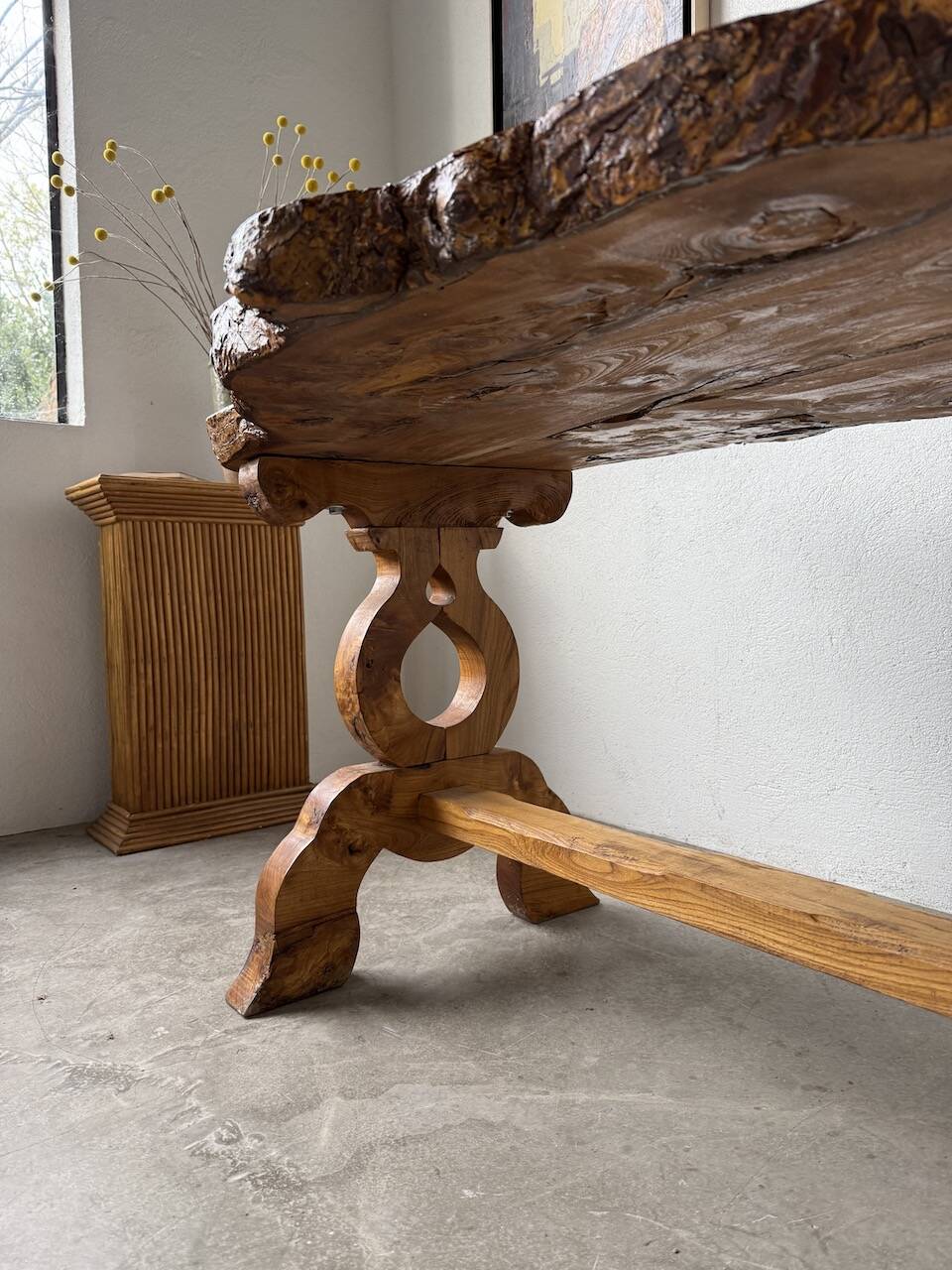 Table artisanale en orme massif, art populaire