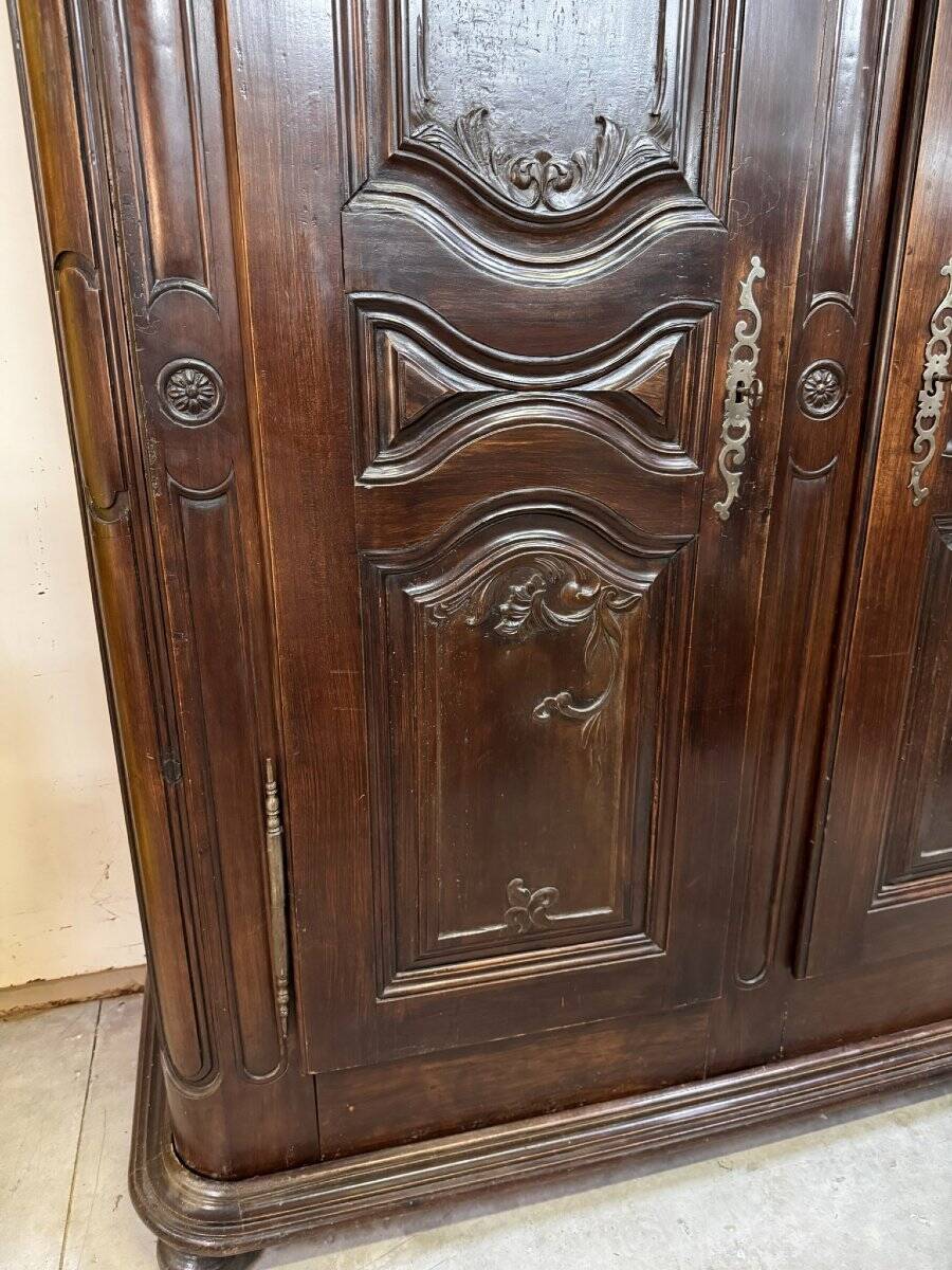Alsatian wardrobe from the Louis XIII period in solid walnut.