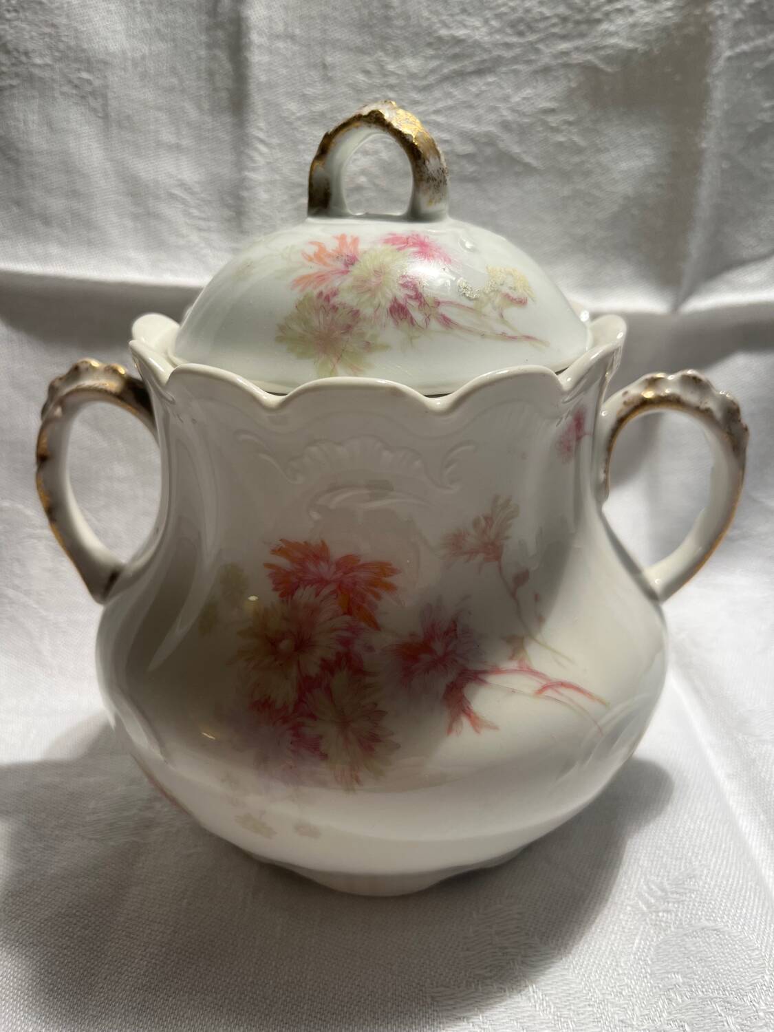 Antique porcelain bonbonnière with floral design – Belle Époque, circa 1900