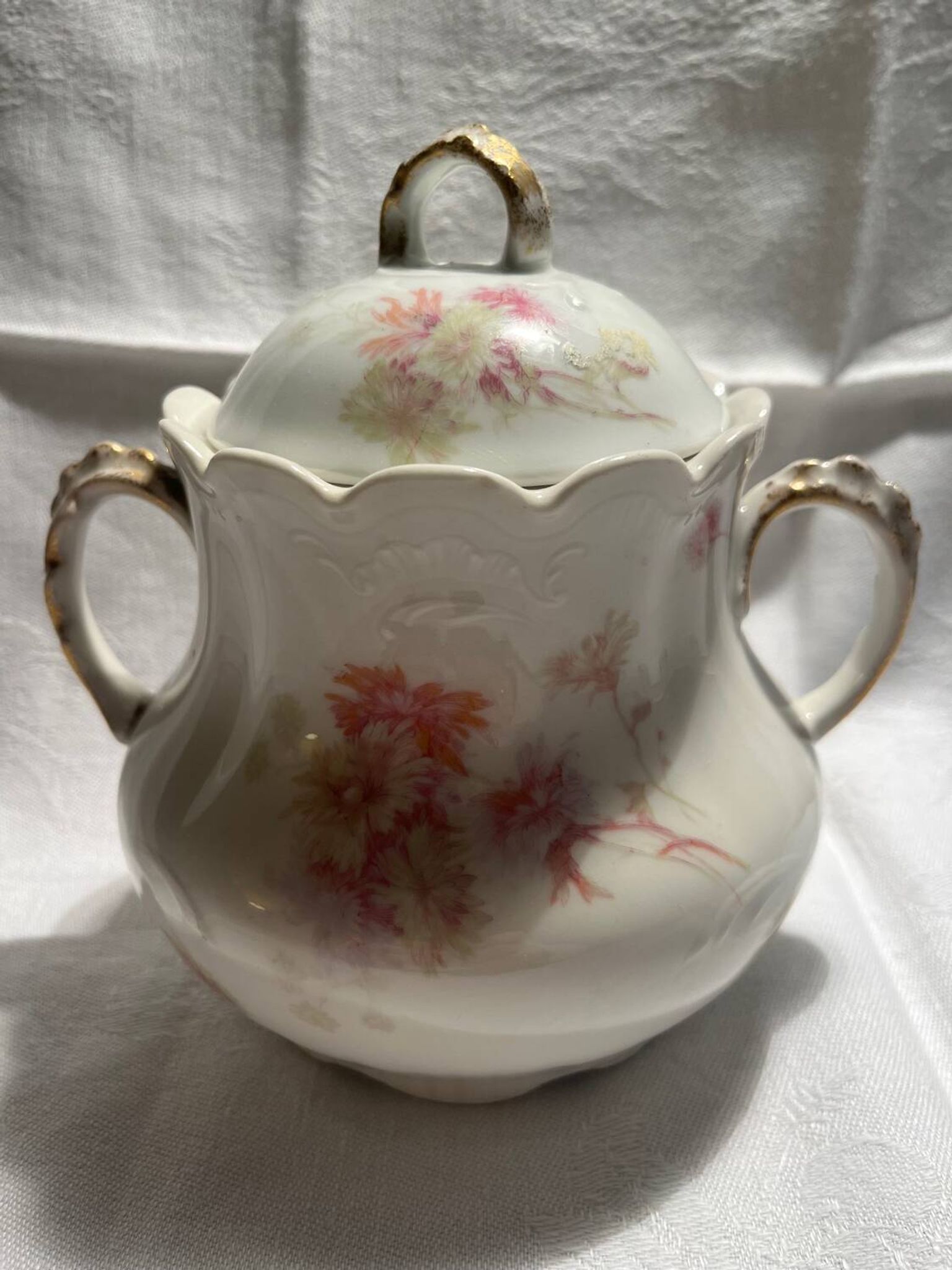 Antique porcelain bonbonnière with floral design – Belle Époque, circa 1900