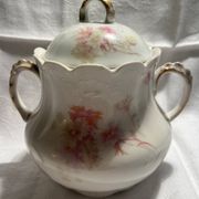 Antique porcelain bonbonnière with floral design – Belle Époque, circa 1900