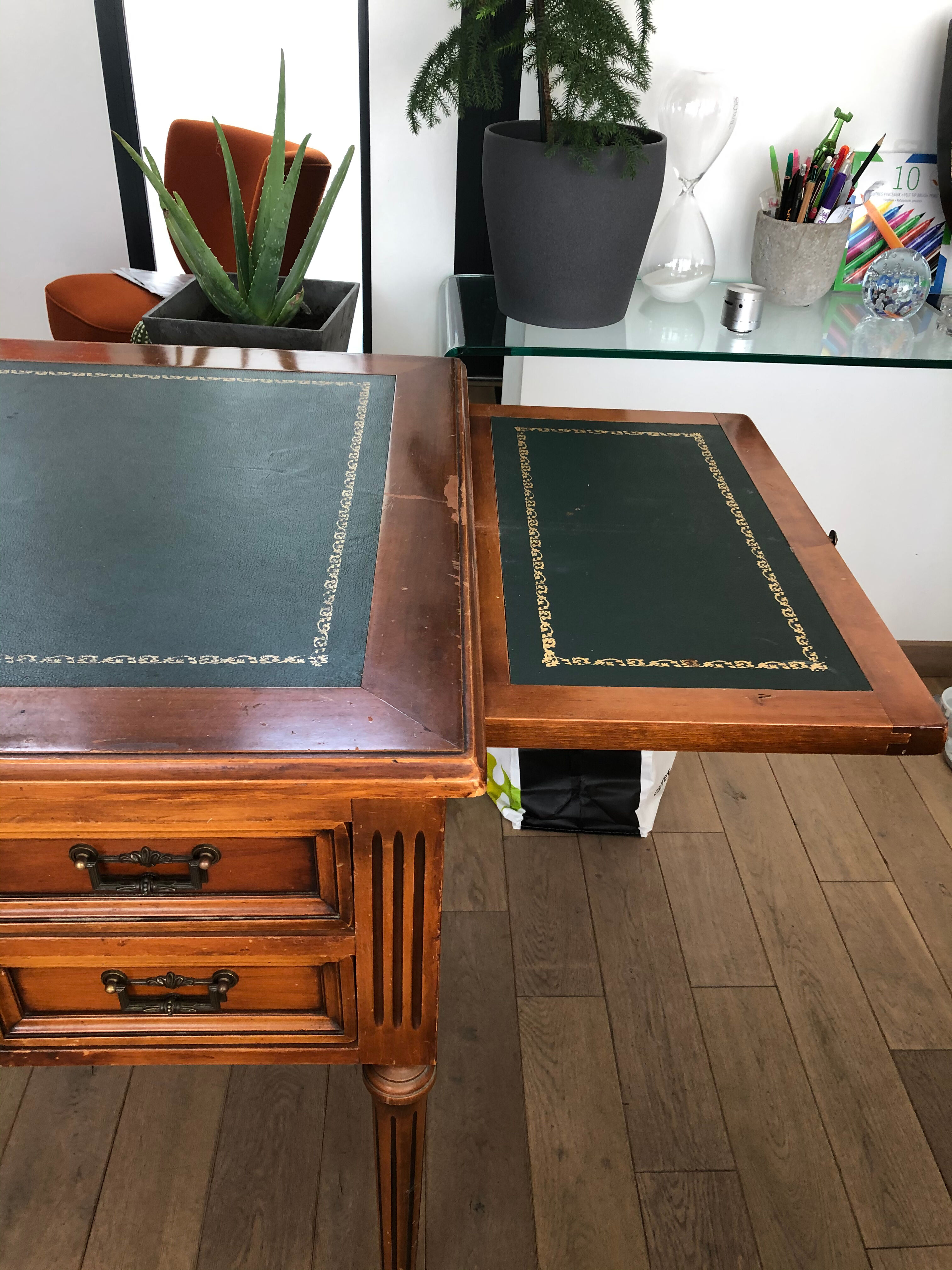 Flat mahogany veneer desk