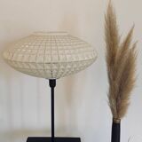 Lampe à poser avec un globe vintage soucoupe en verre et un pied doré