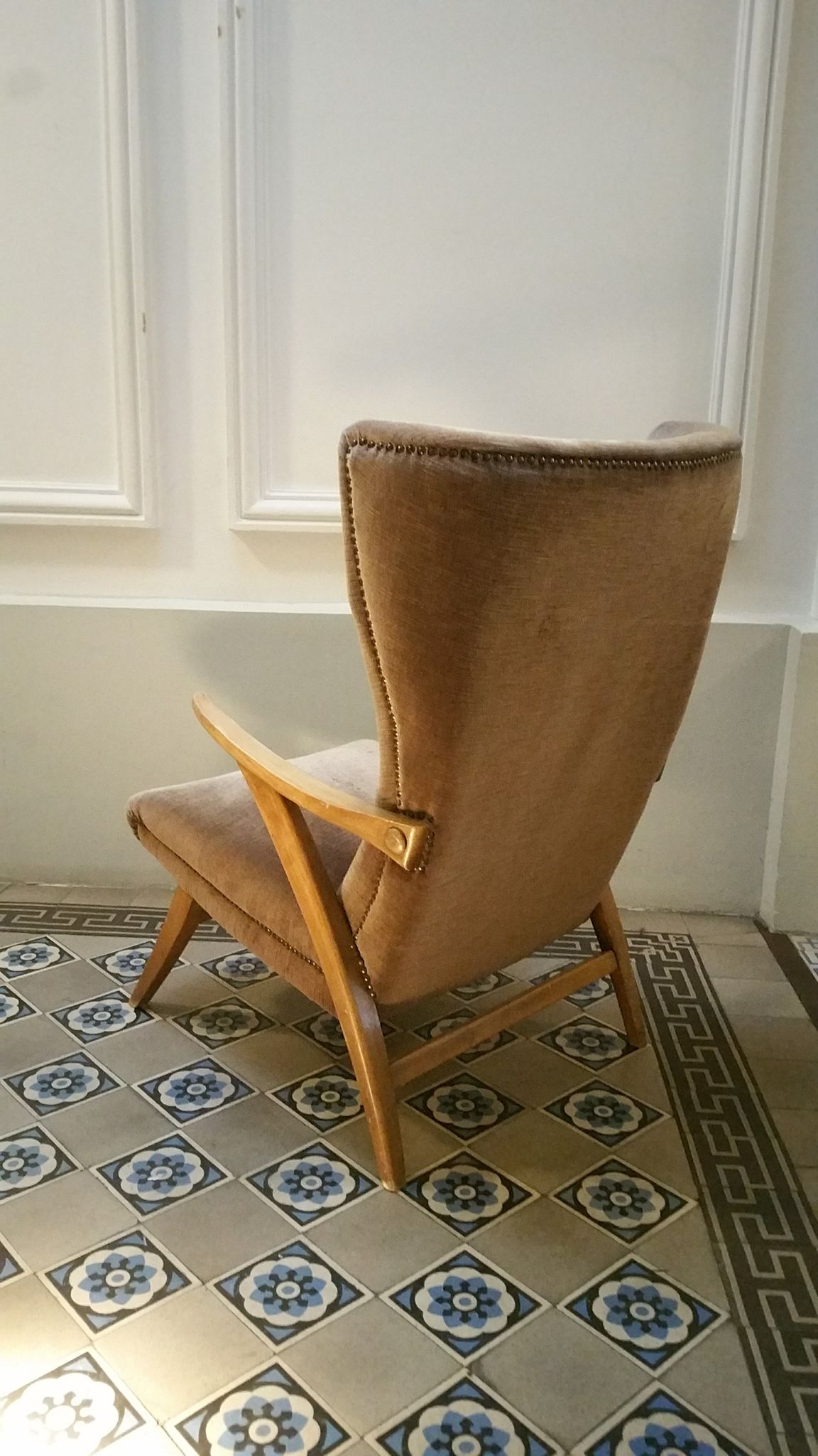 Fauteuil haut scandinave wing chair velour marron
