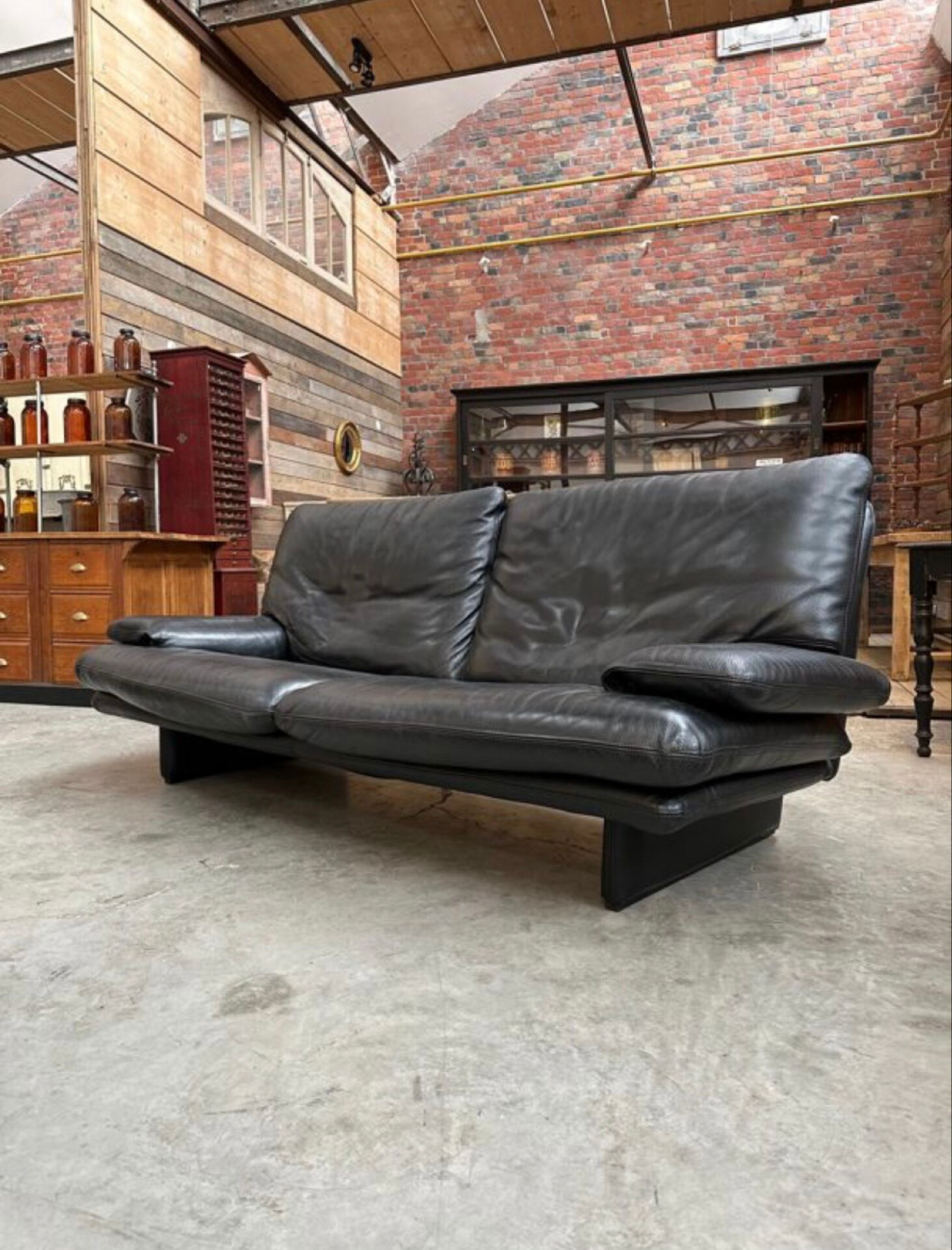 Black leather sofa – Italian design – 1980s