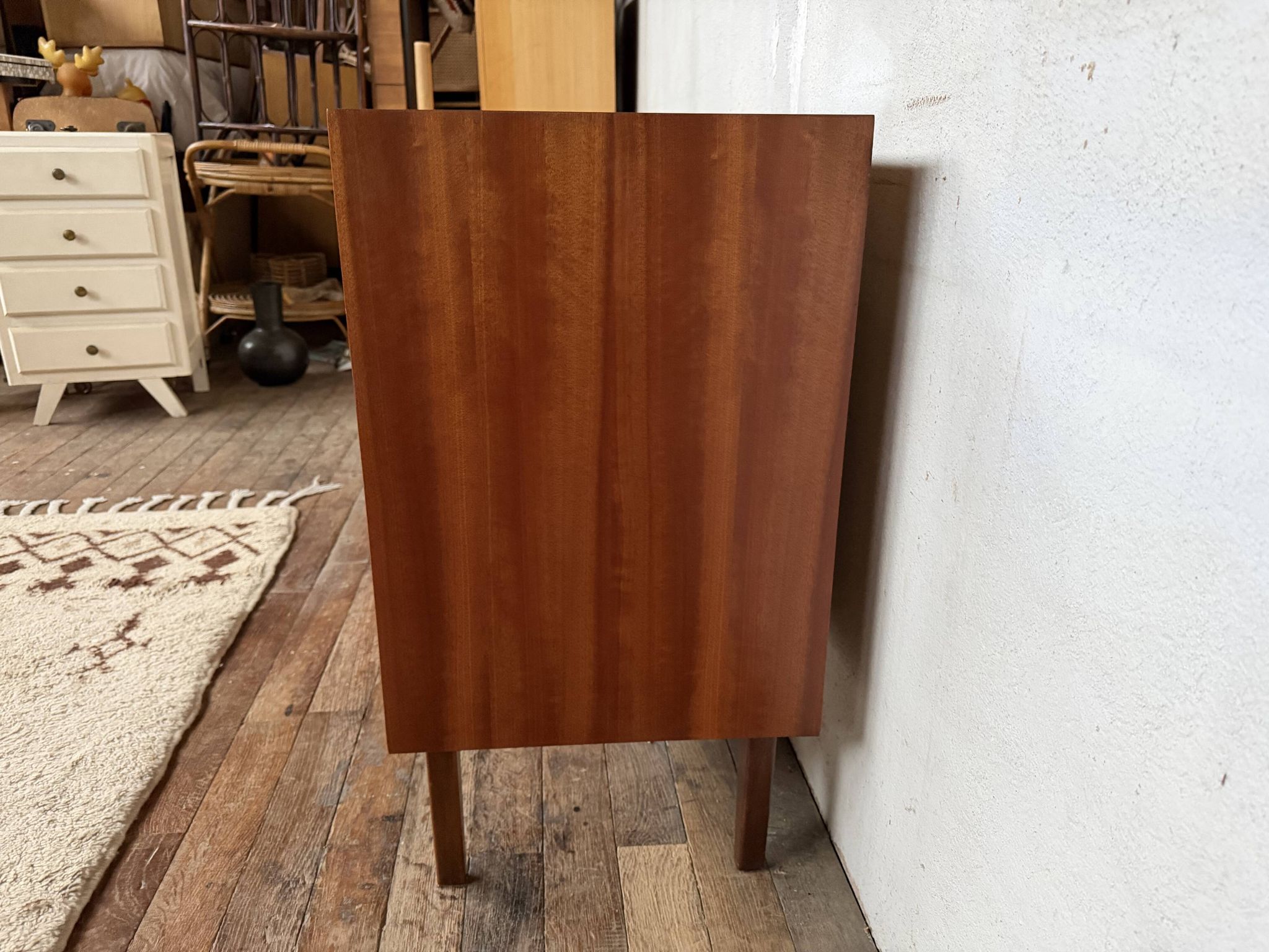 Superbe commode vintage en teck – Design élégant & poignées métal noir