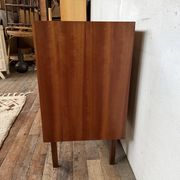 Superbe commode vintage en teck – Design élégant & poignées métal noir