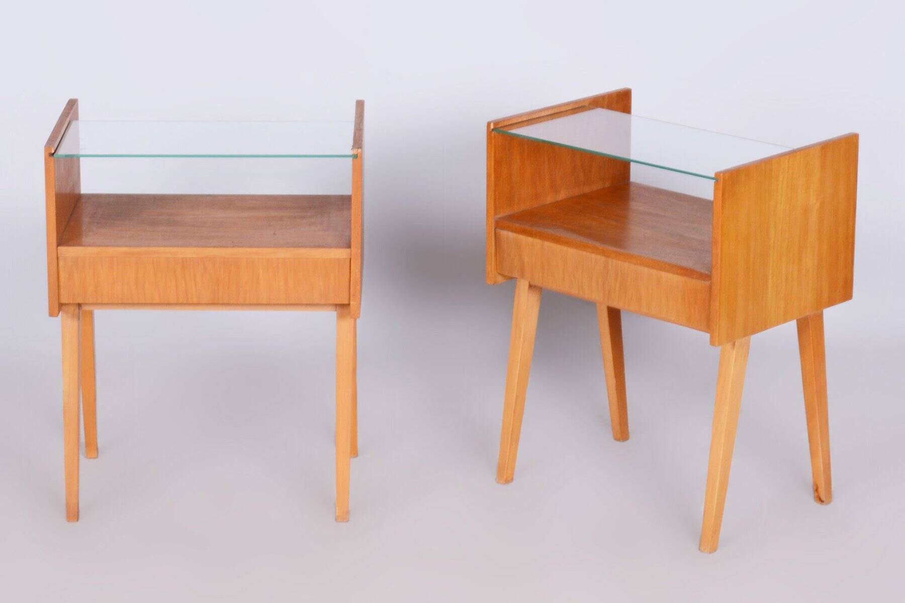Mid-Century Modern Bedside Tables in Oak and Glass, 1950s, Set of 2