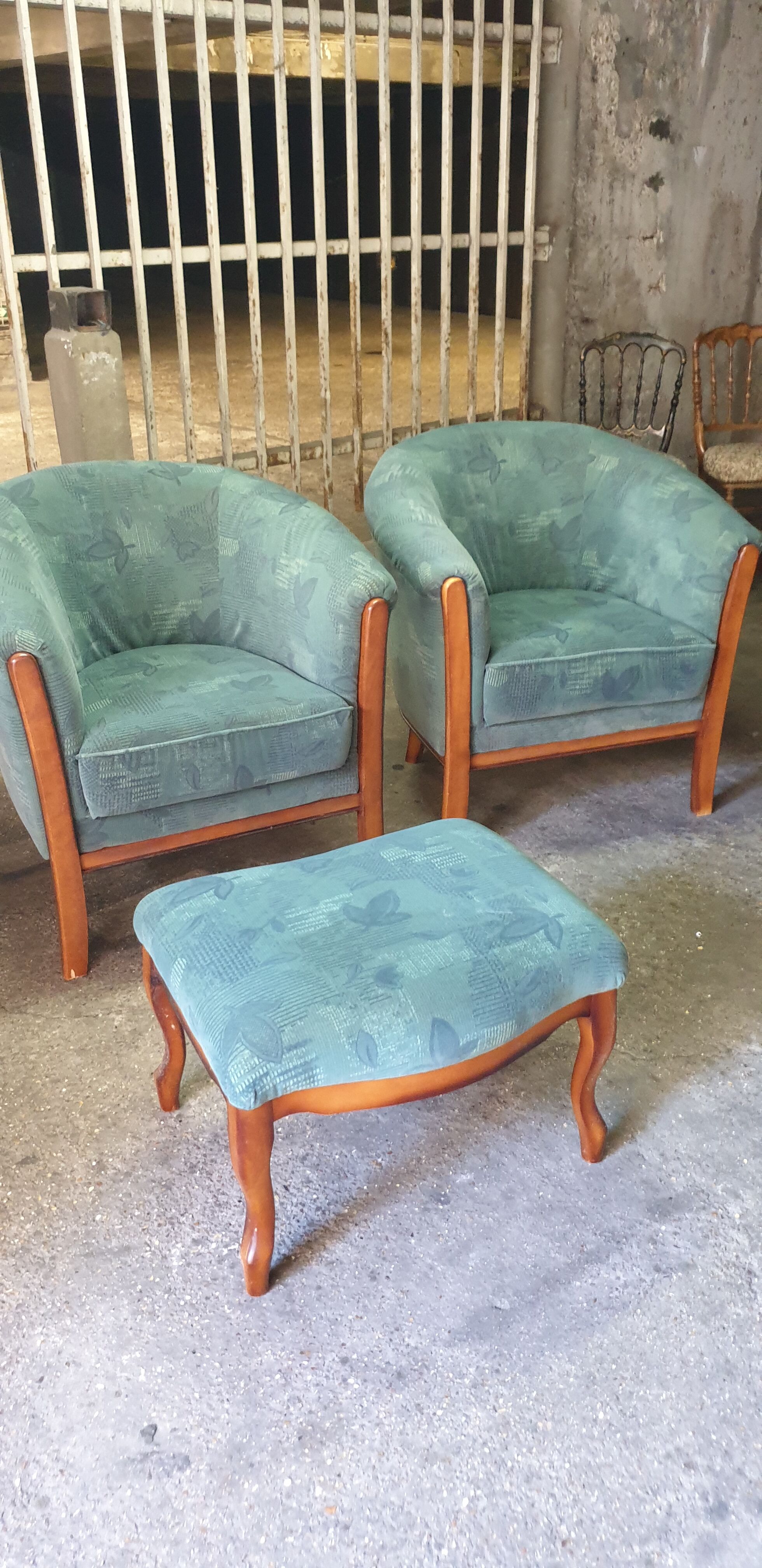 Club armchairs plus footrest