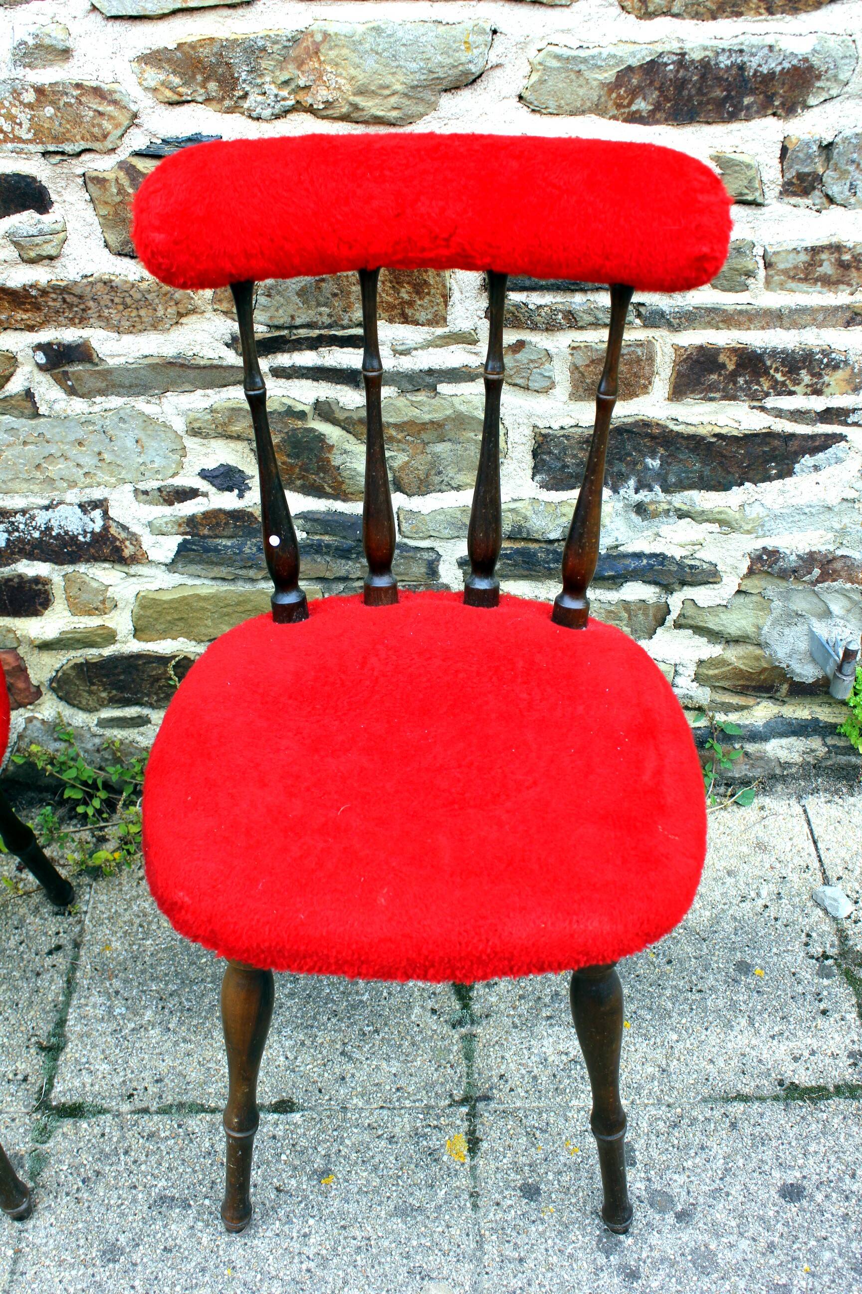 Paire de chaise moumoute rouge année 70