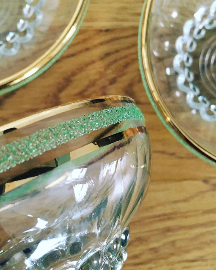 6 Gold-edged glass cups