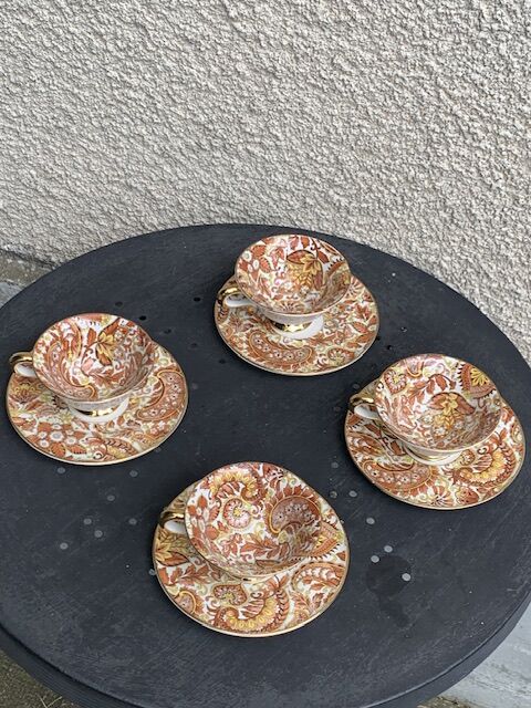 Coffee or tea service consists of 4 cups and 4 saucers in porcelain and vintage golden handles