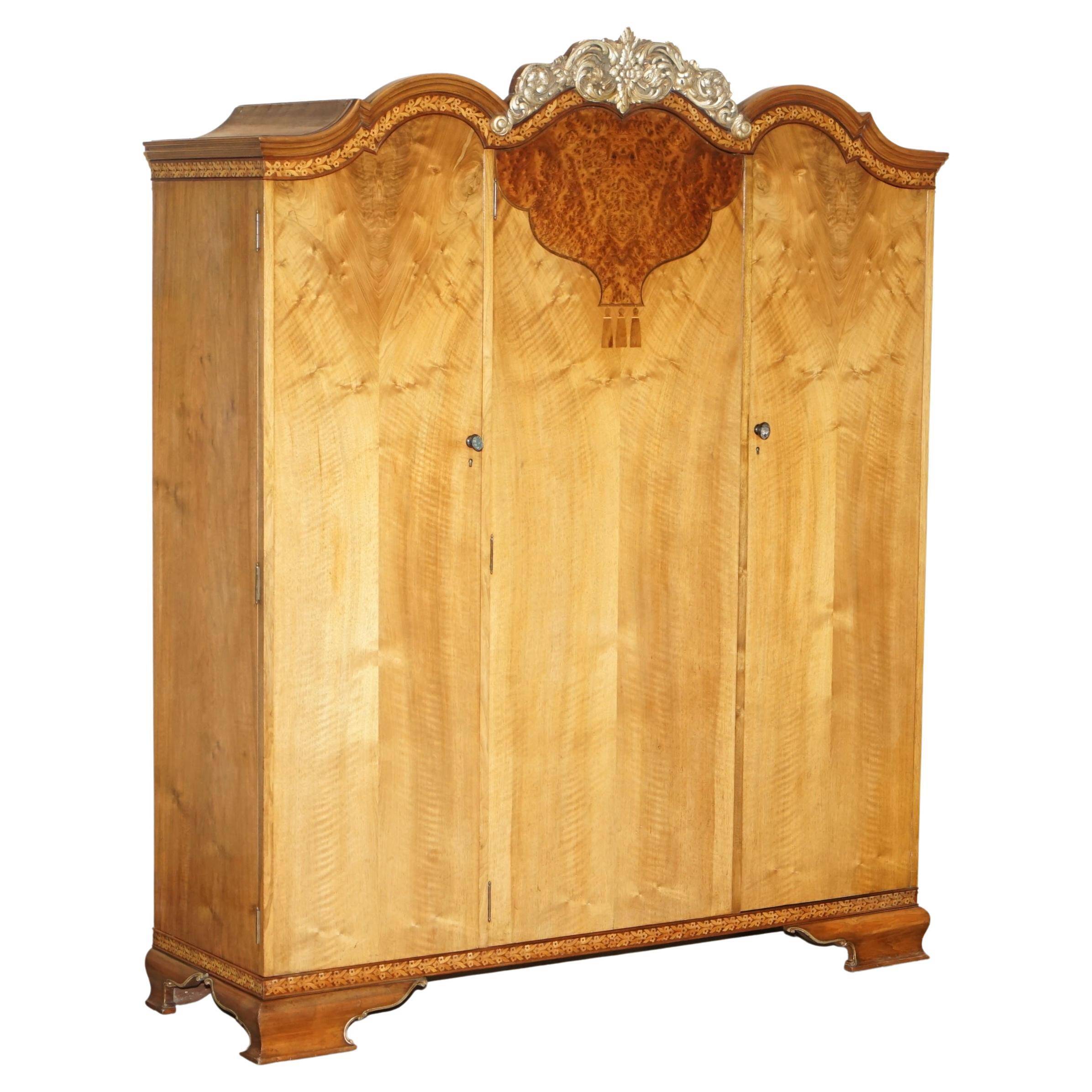 Armoire triple en placage de noyer Waring & Gillow