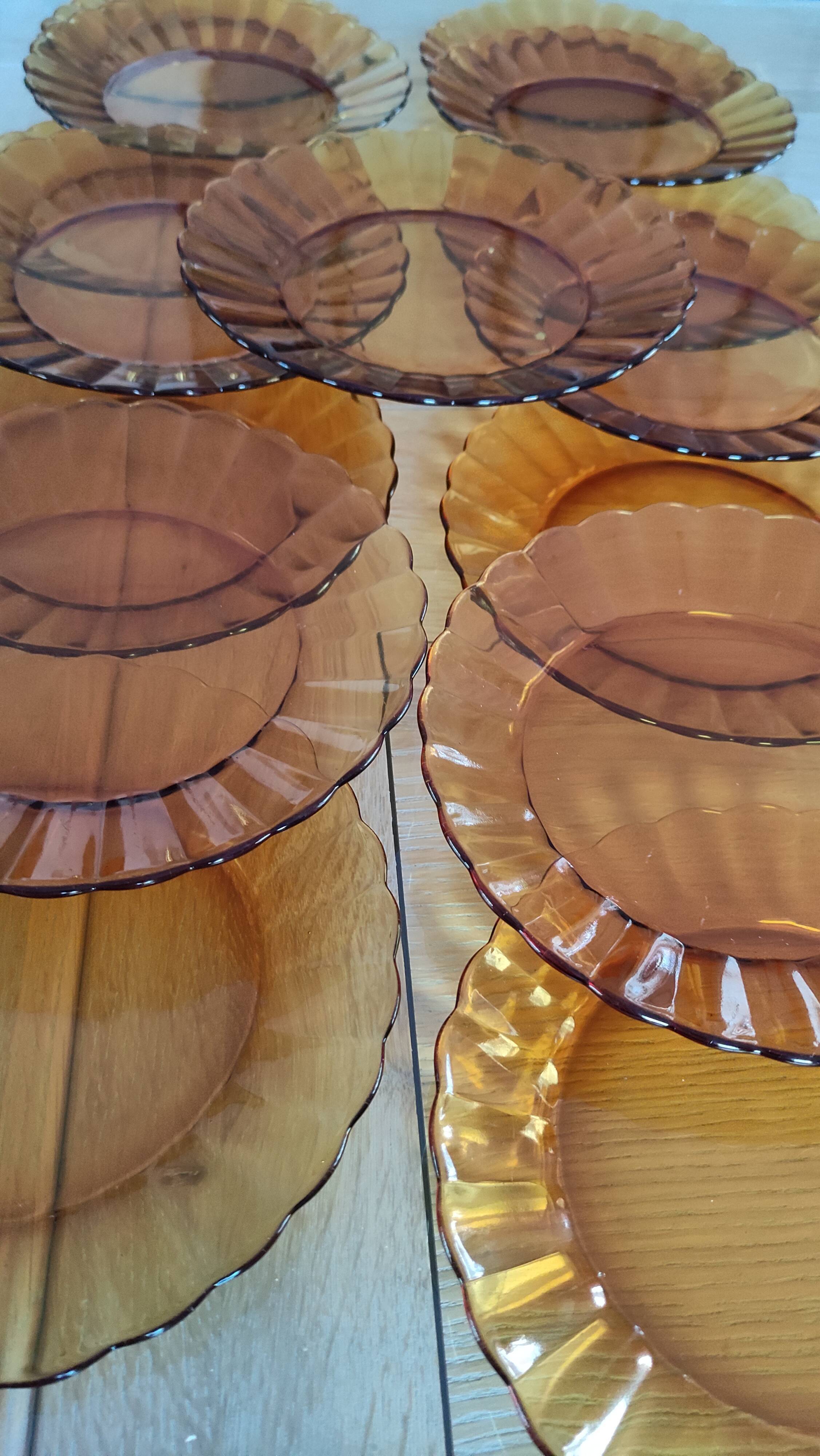 Fifteen amber Duralex model Marguerite plates