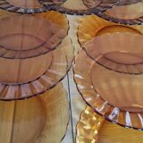 Fifteen amber Duralex model Marguerite plates