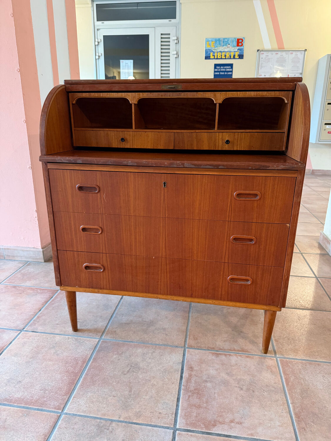 Scandinavian secretary