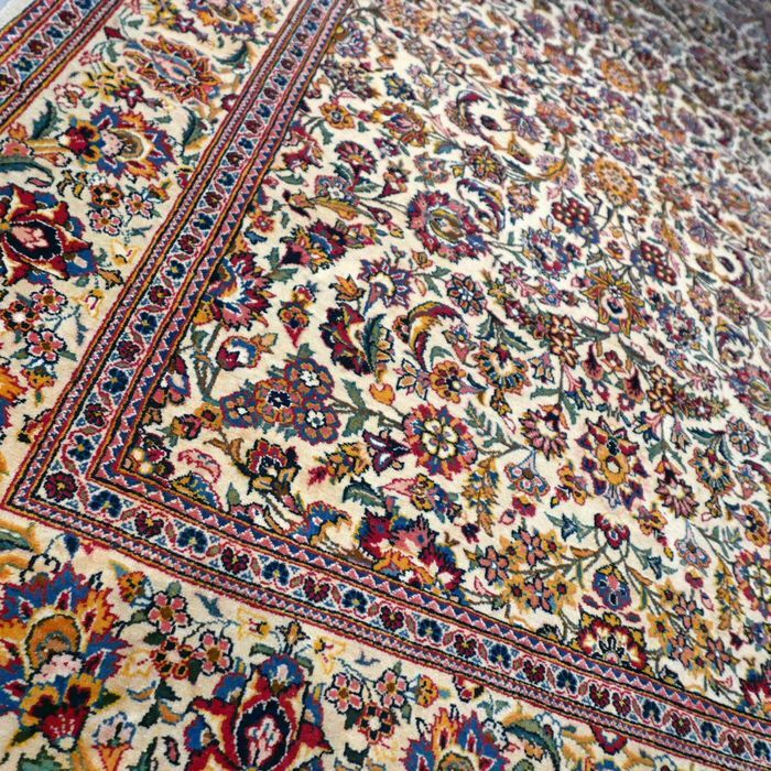 Tapis persan keshan milieux XXeme siècle 137x210cm