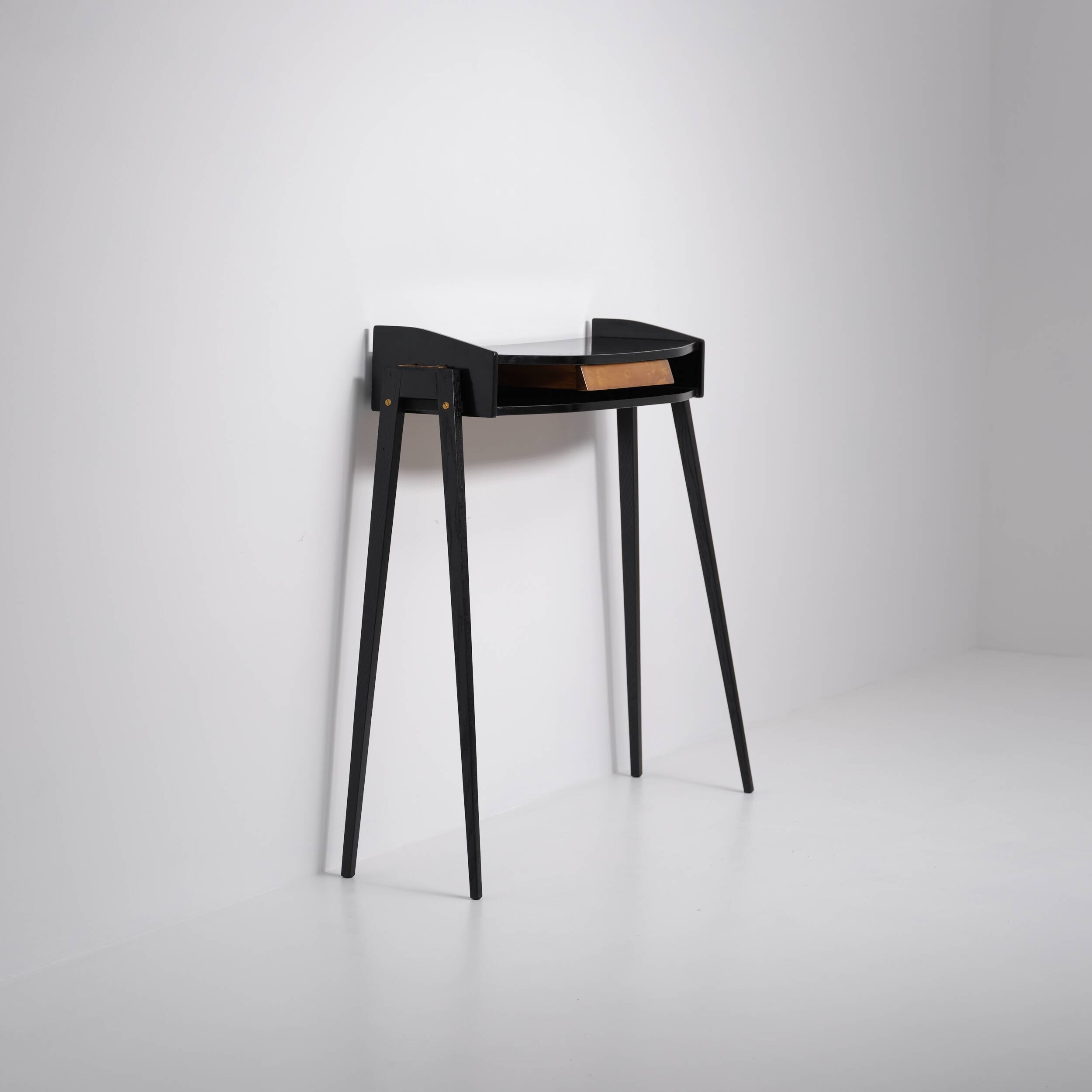 Console italienne en bois laqué noir des années 1950 avec façade de tiroir en laiton