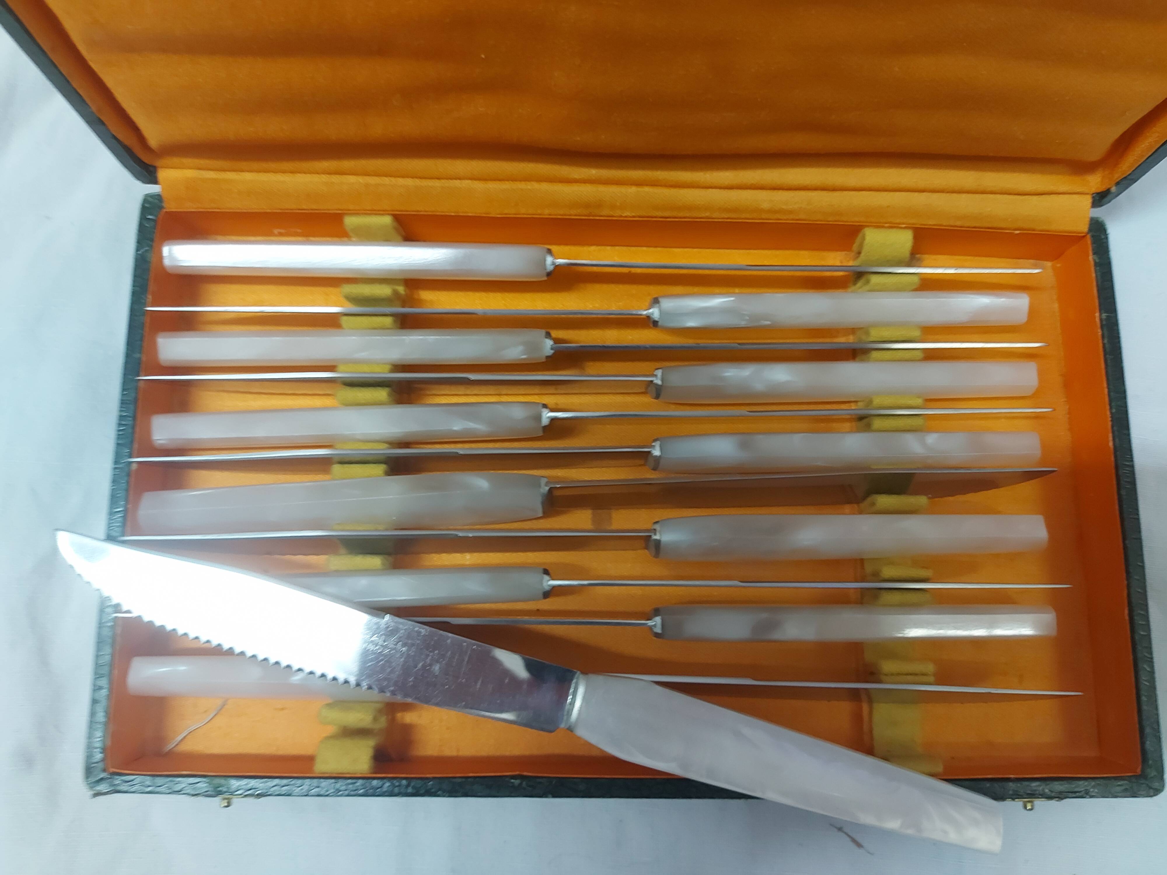 12 mother-of-pearl knives, early mid-20th century