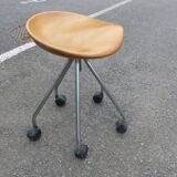 Stool metal structure adjustable in height on wheels