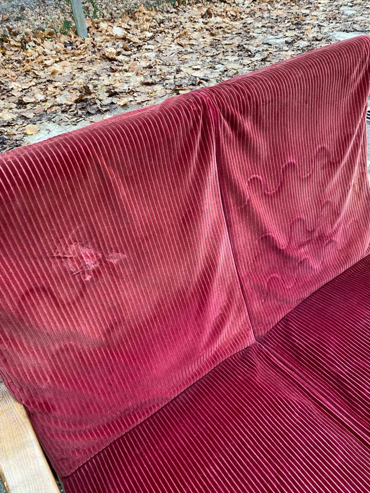 Canapé vintage 2 places en bois massif et velours bordeaux du 20ème