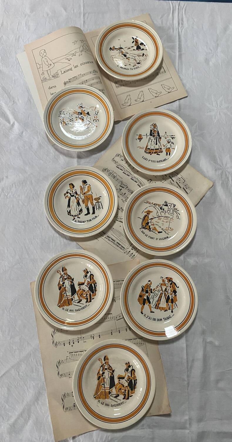 Lot de 8 assiettes comptines en terre de fer Choisy le Roi