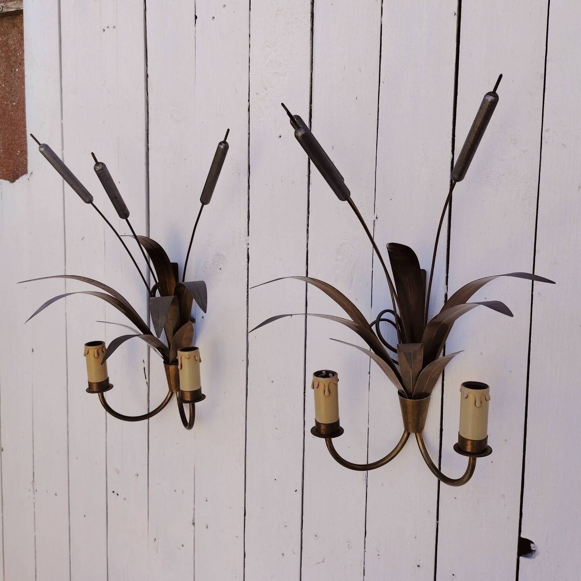 Brass wall lights with a bouquet of reeds by FlorArt.