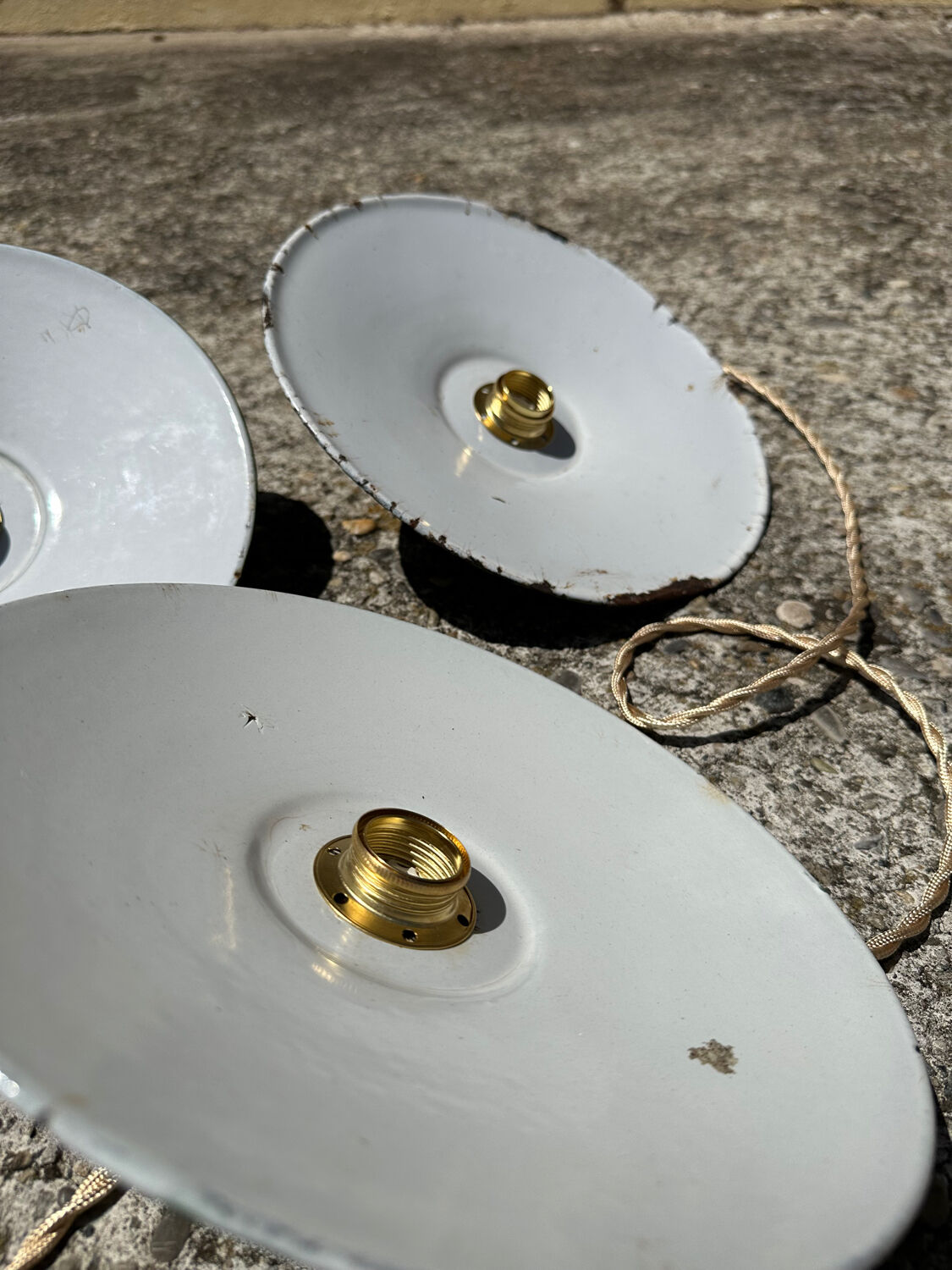 Trio of vintage suspension in green and white enamelled sheet metal indus old farm