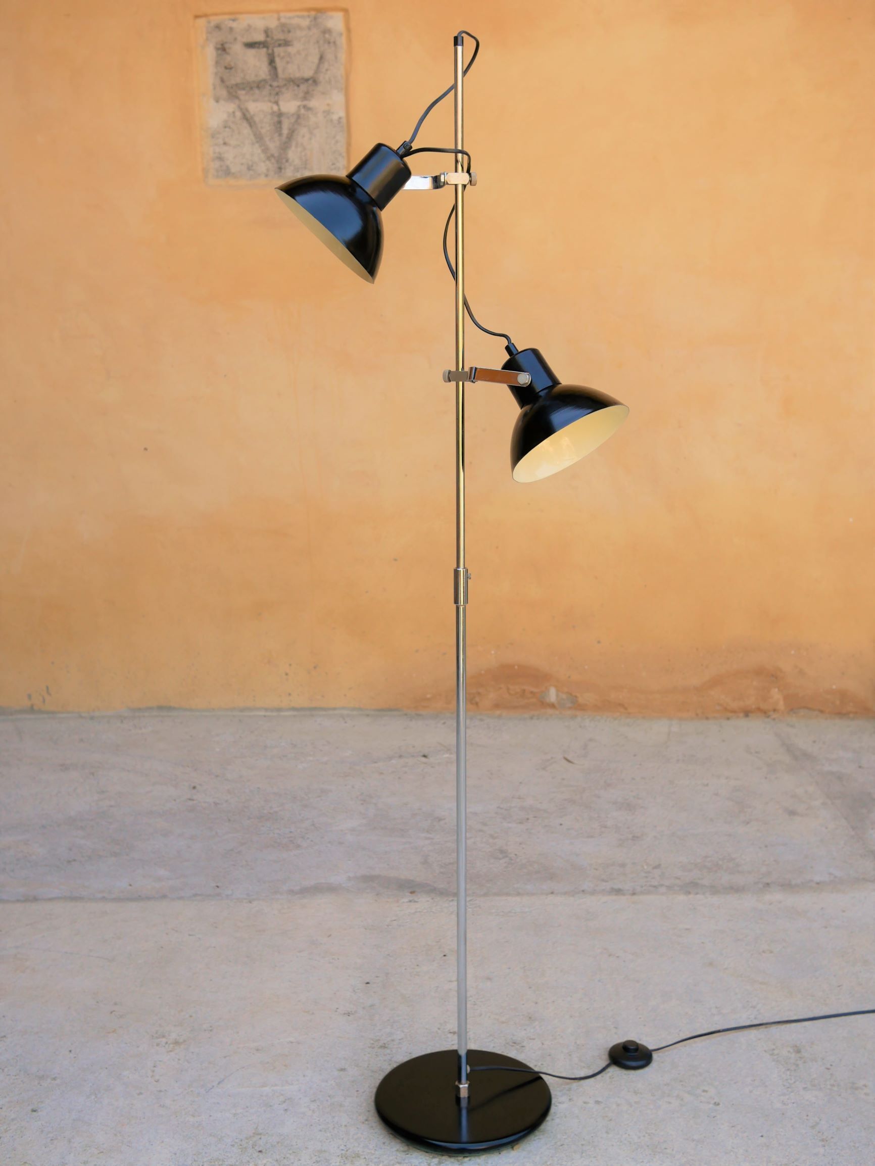 Lampadaire en métal noir avec 2 spots