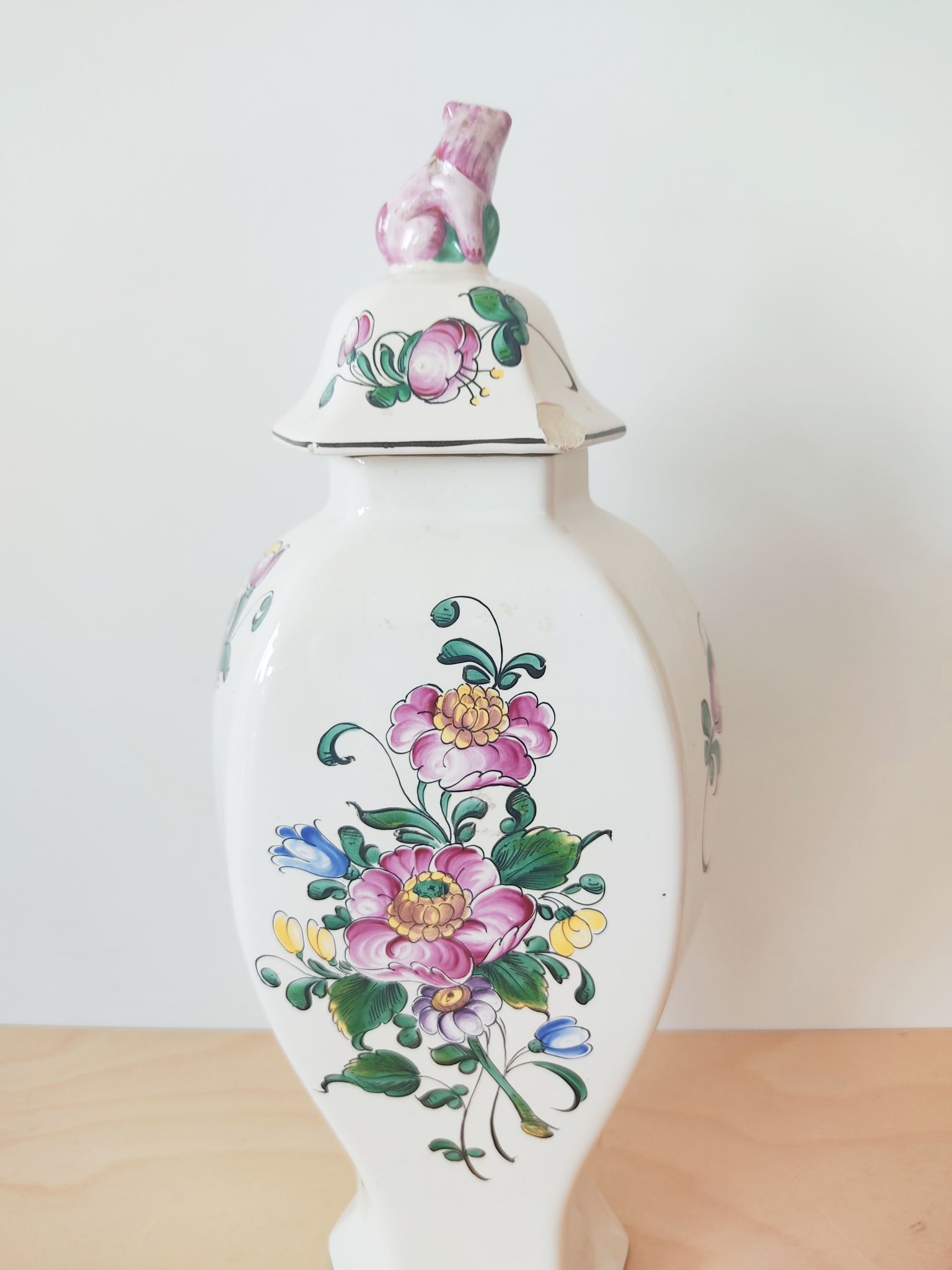 Vase décor fleurs peints à la main