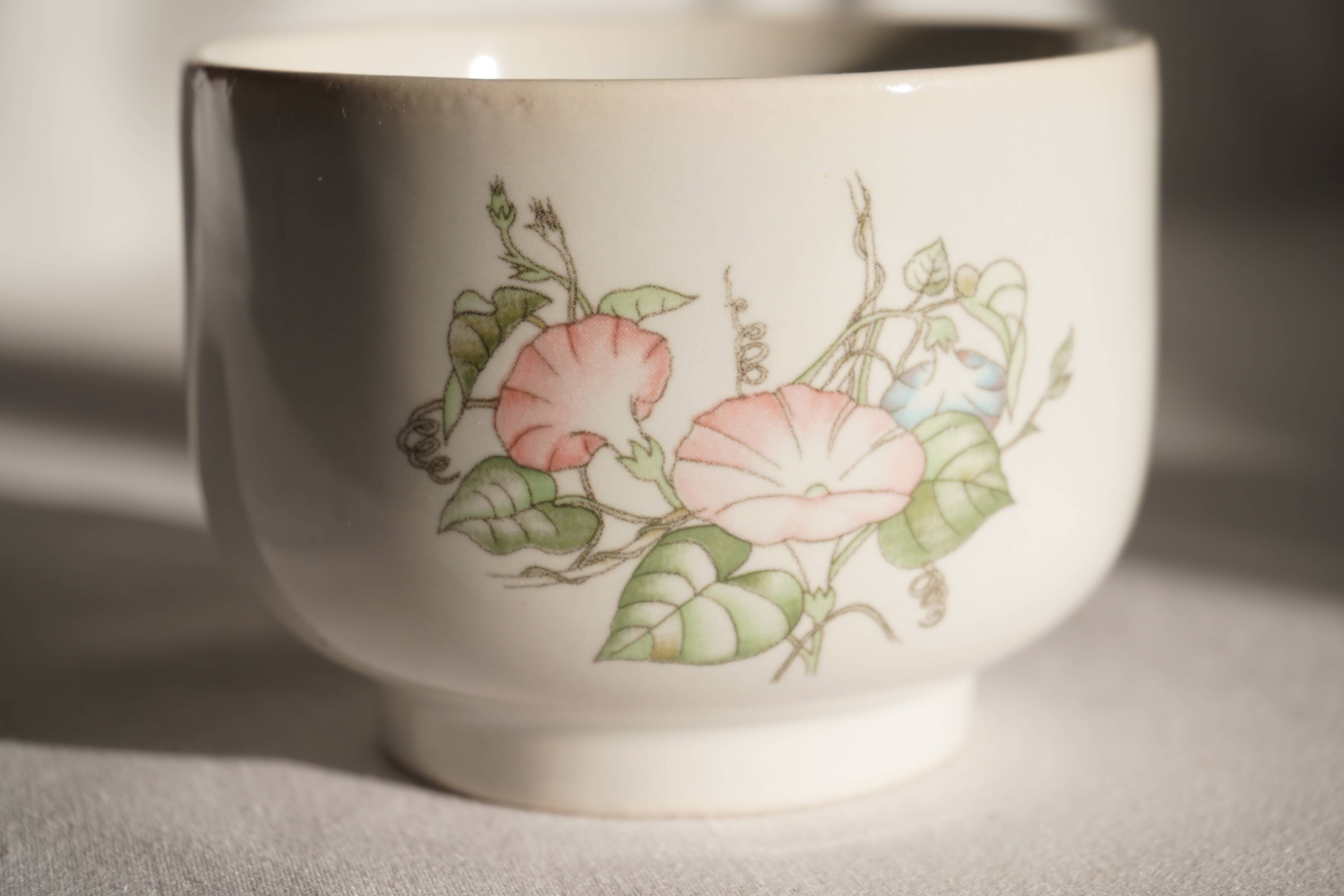 Set of 2 porcelain teacups with floral decorations, Korea