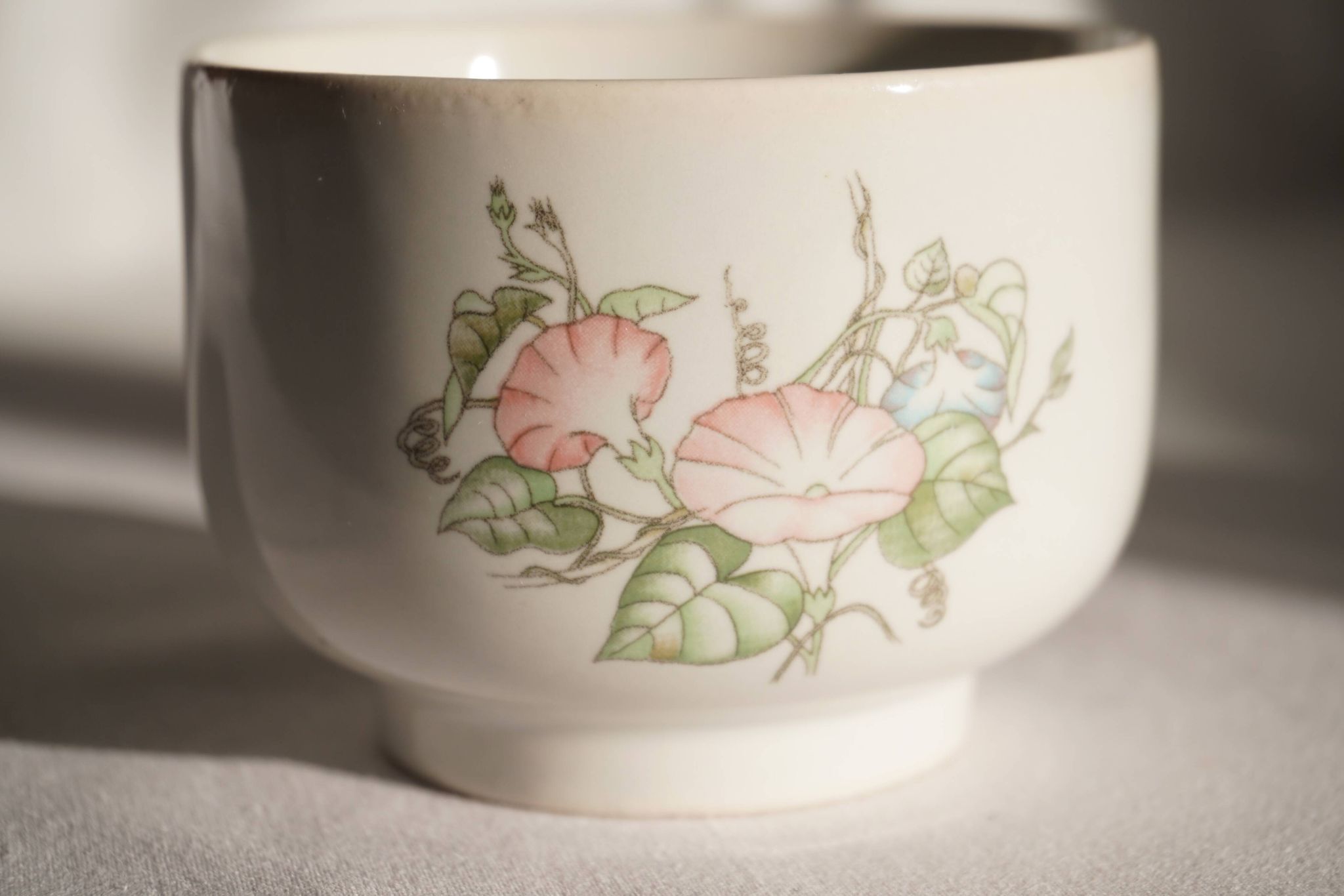 Set of 2 porcelain teacups with floral decorations, Korea