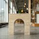 Table d'appoint en arc travertin