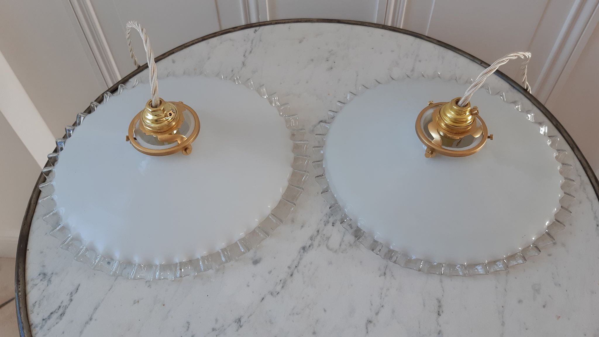 Pendant lamp in serrated opaline 40s