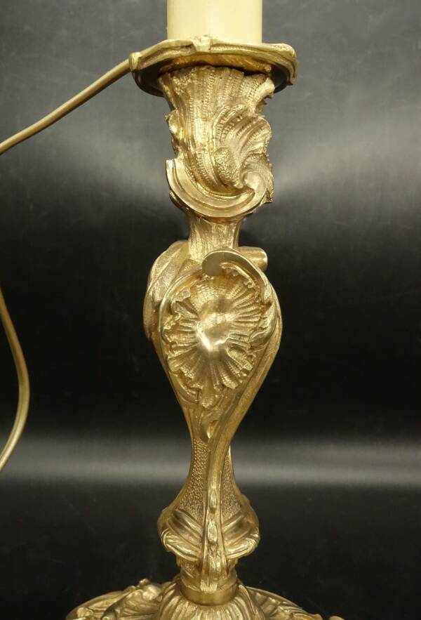 Large Rocaille / Rococo / Louis XV style candlestick lamp from the 19th century - bronze