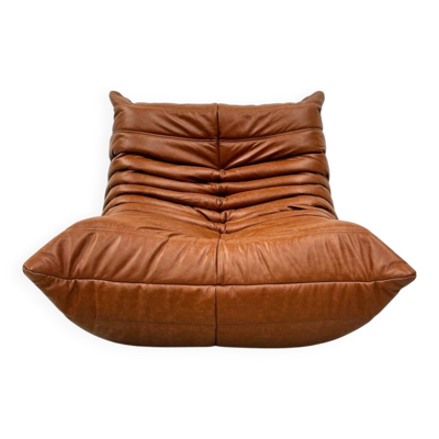 Chaise Togo en cuir cognac attribuée à Michel Ducaroy pour Ligne Roset.