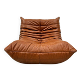 Chaise Togo en cuir cognac attribuée à Michel Ducaroy pour Ligne Roset.