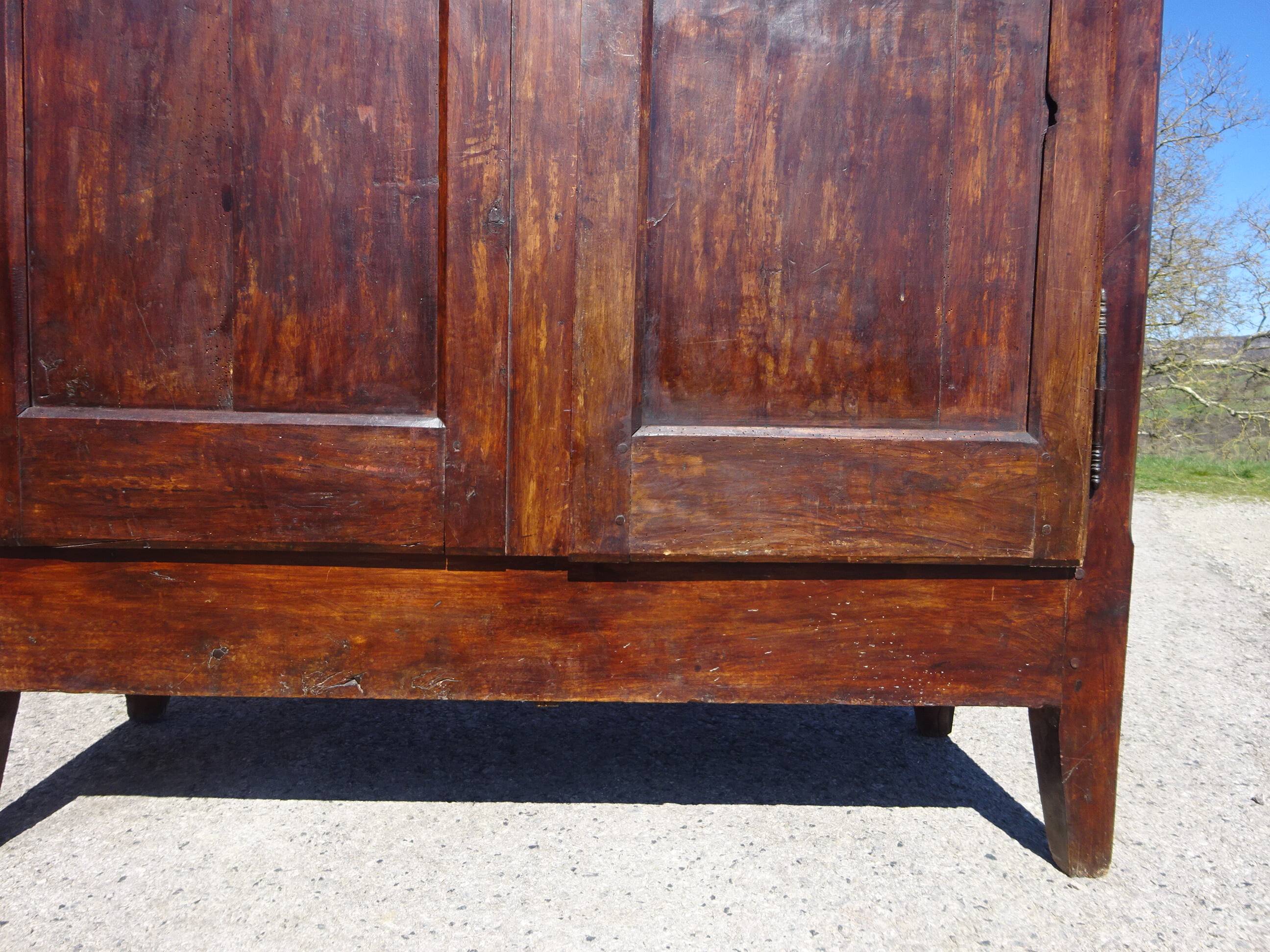 Armoire Louis Philippe en noyer massif