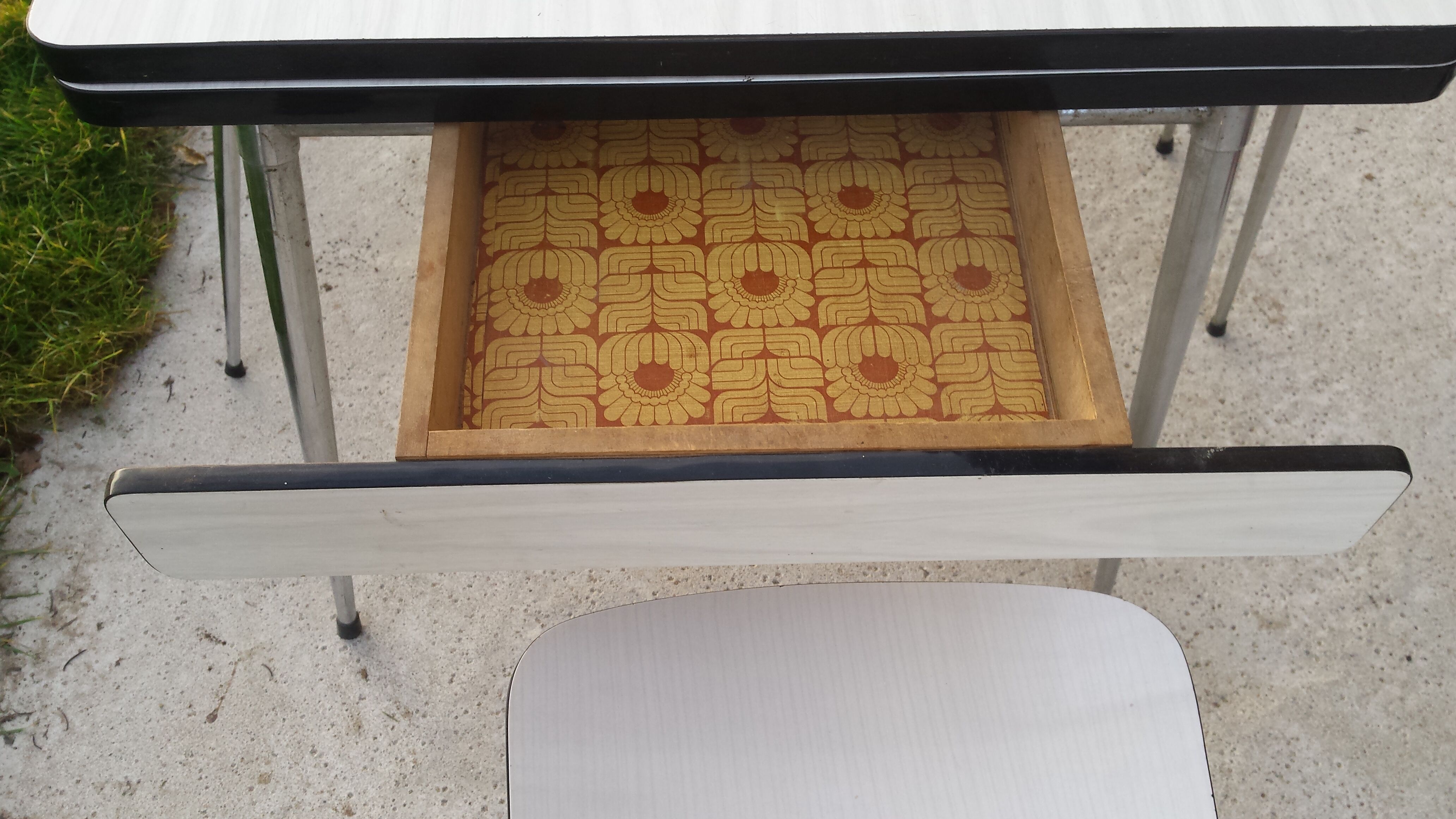 Table and 4 chairs in white formica
