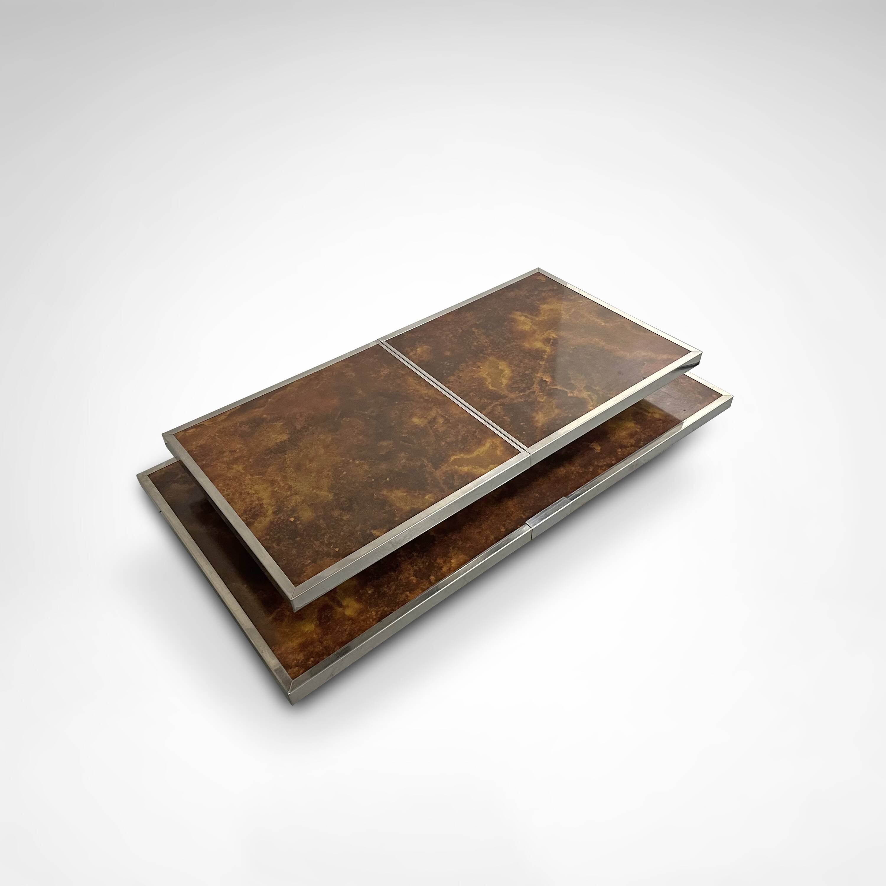 Table basse en bois de noyer à deux niveaux et métal avec bar intégré, France, années 1980.