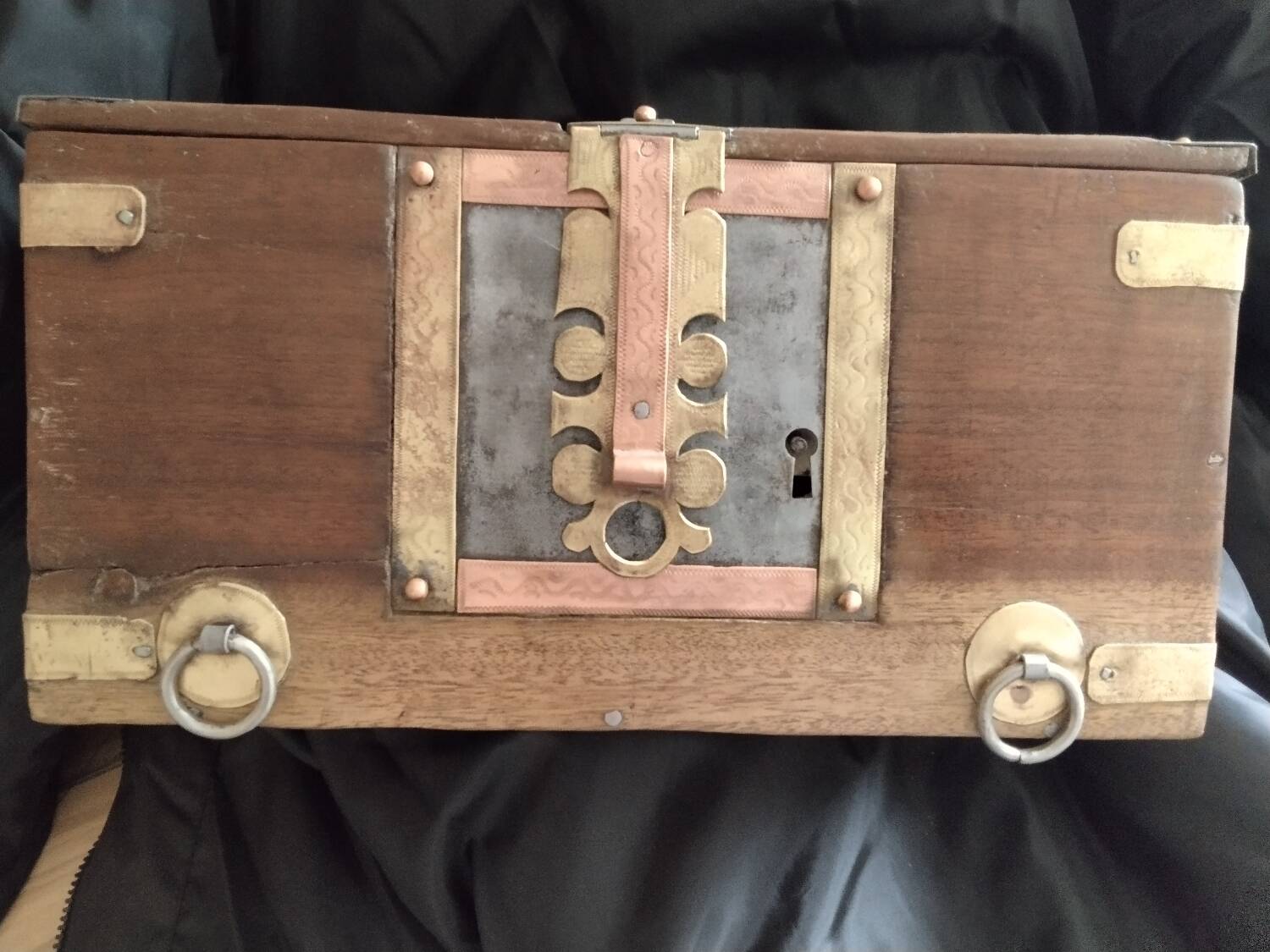 Coffre de voyage Mauritanien "Sanduq" ornements cuivre et fer fin XIXe