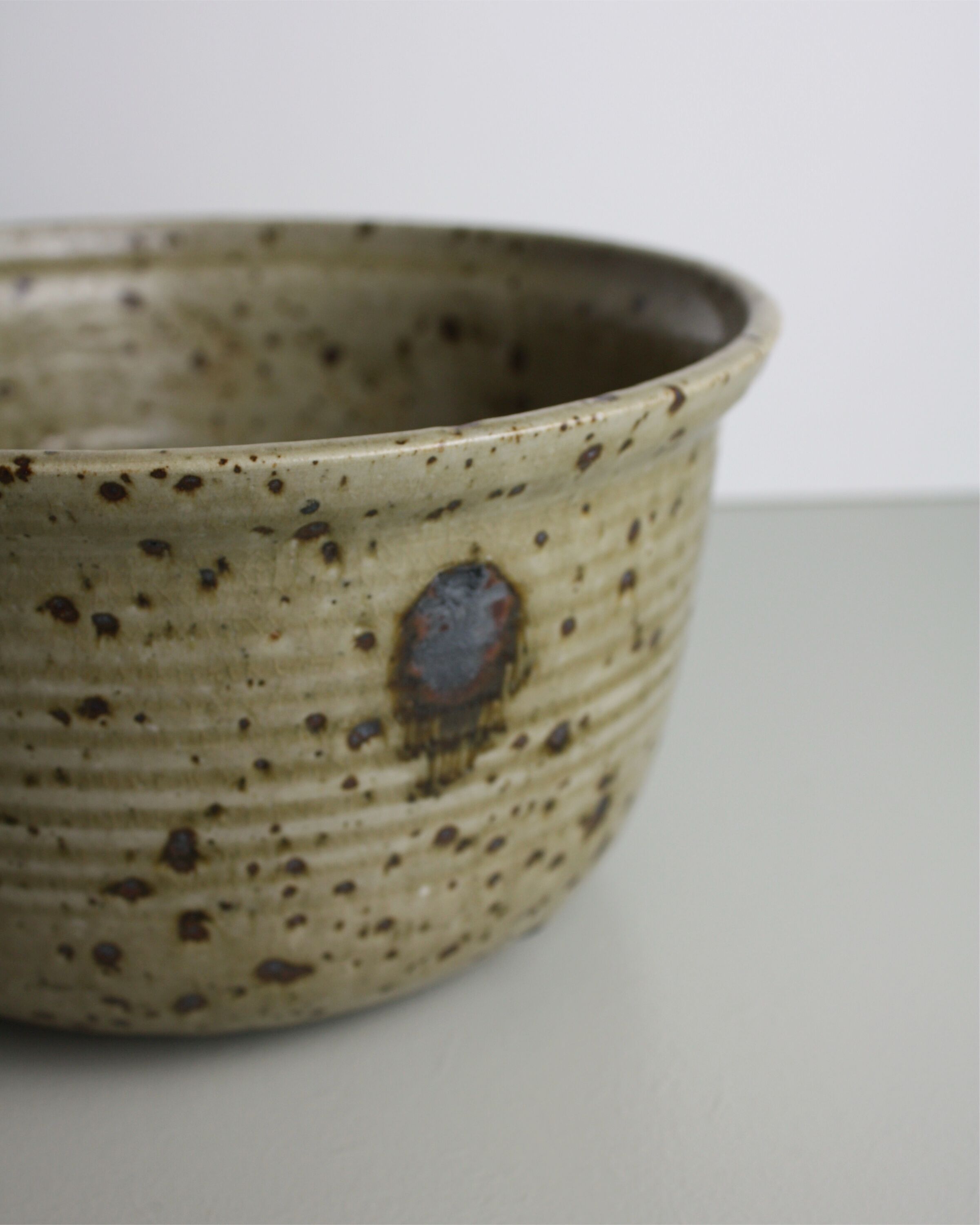 Salad bowl in pyrity sandstone signed