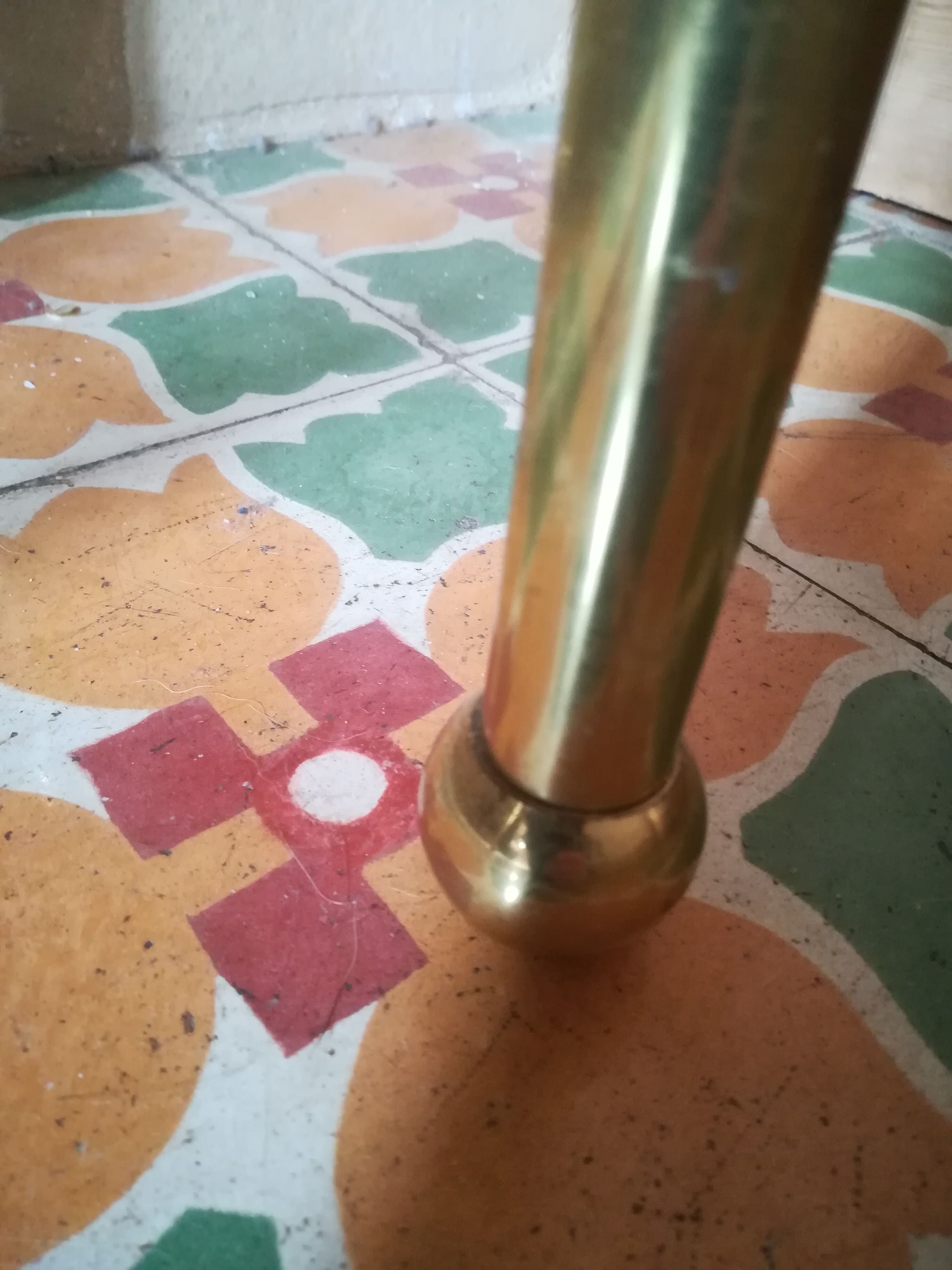 Table d'appoint en laiton et marbre