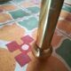 Table d'appoint en laiton et marbre