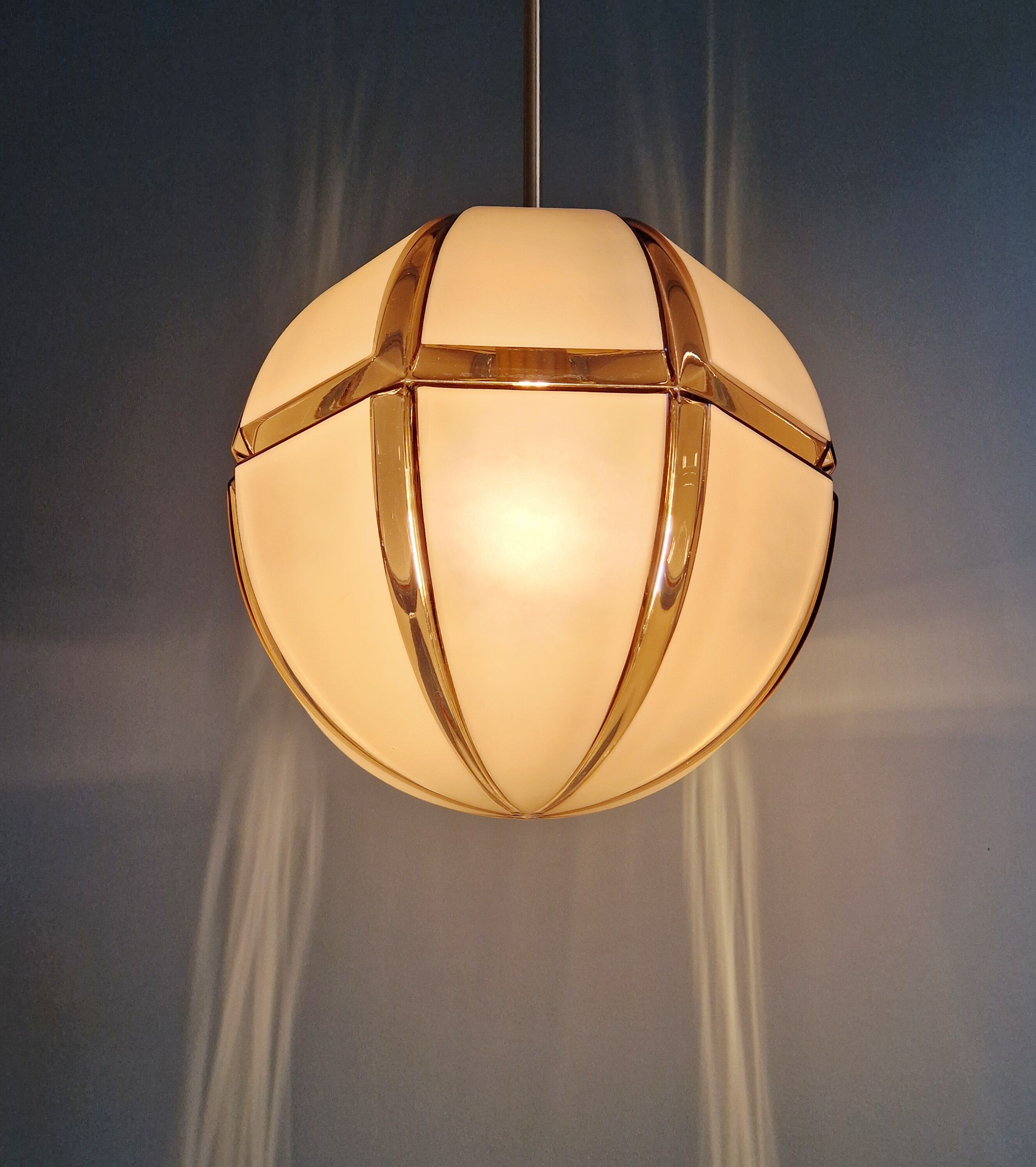 Grande suspension en verre fumé et dépoli, Peill & Putzler, 1970