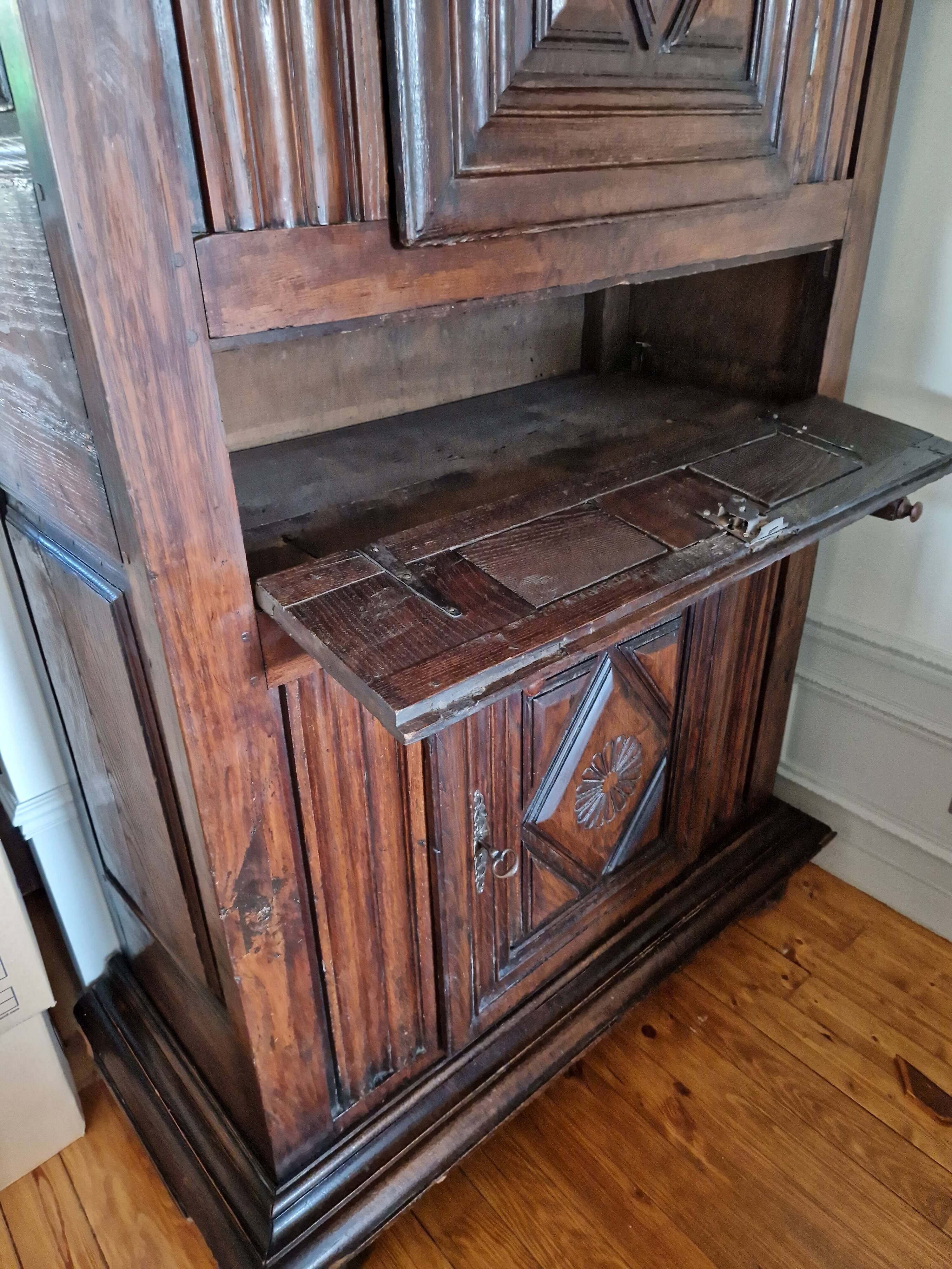 Vendée cabinet, standing man, 17th century