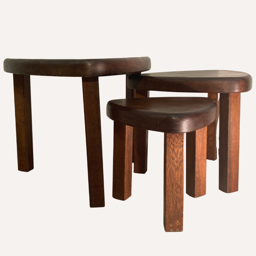 Chêne brutaliste organique incurvé ovale côté ou tables gigognes, néerlandais vers 1960